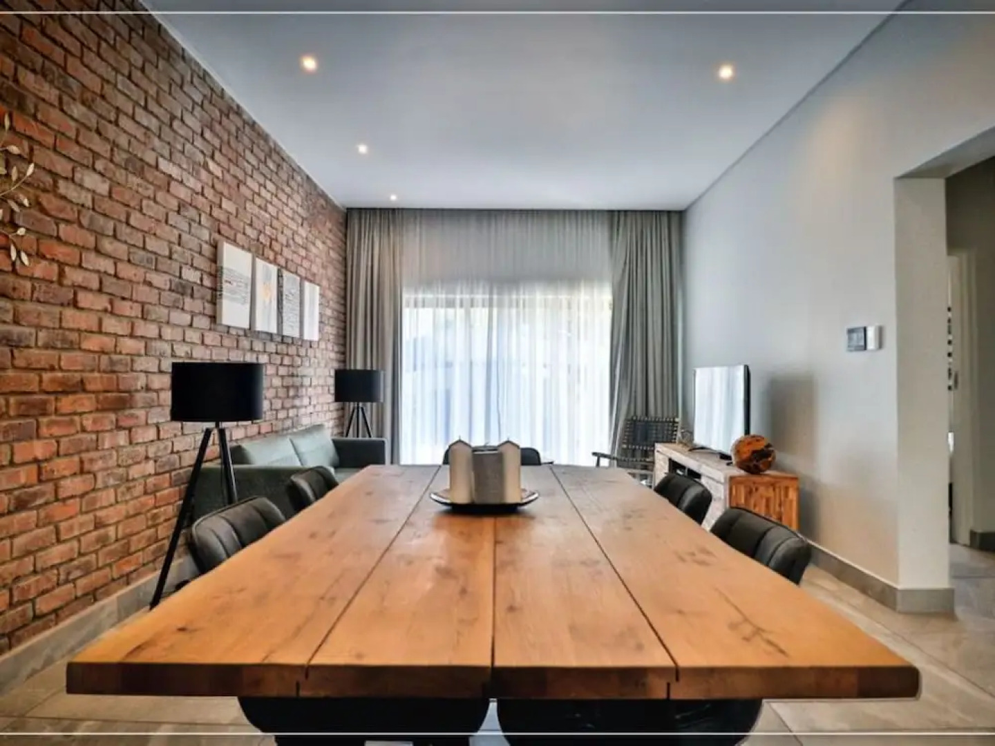 ANEW Hotel & Convention Centre OR Tambo