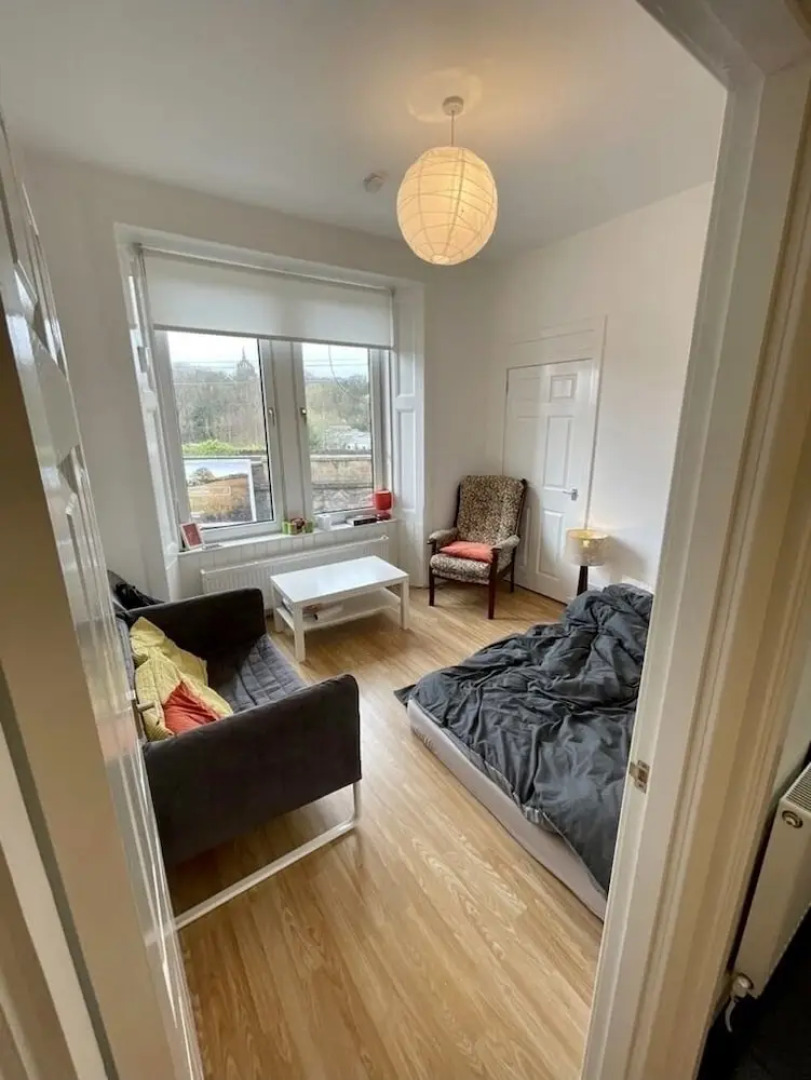 1-bed Apartment Next to Paisley Gilmour Station!