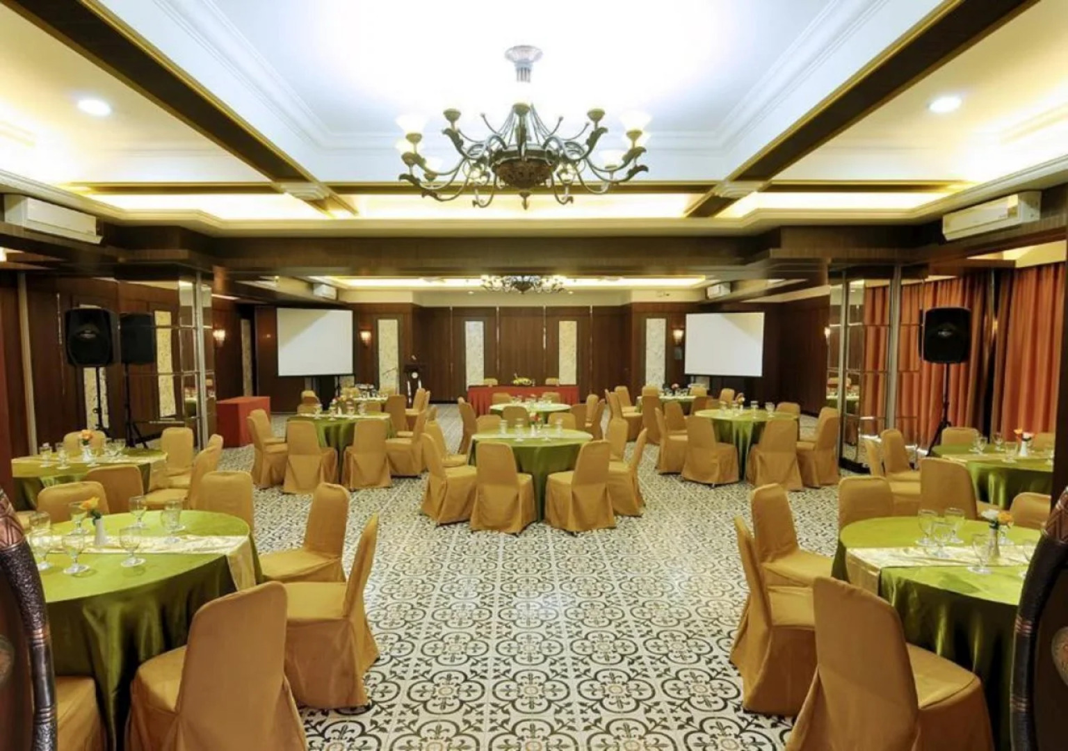 Pose in Solo by Wstay