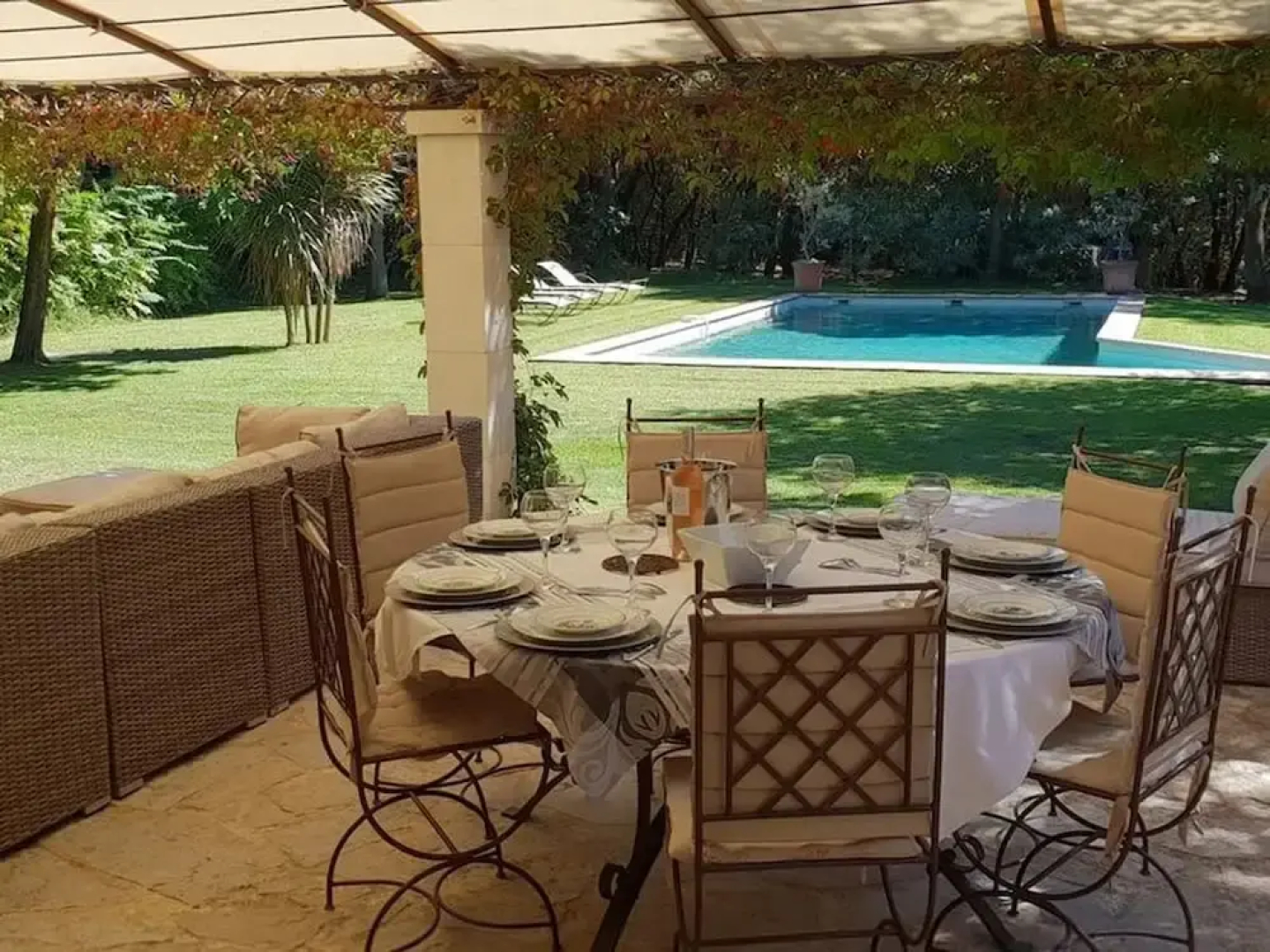 Villa in an Idyllic and Relaxing Setting Near Orange