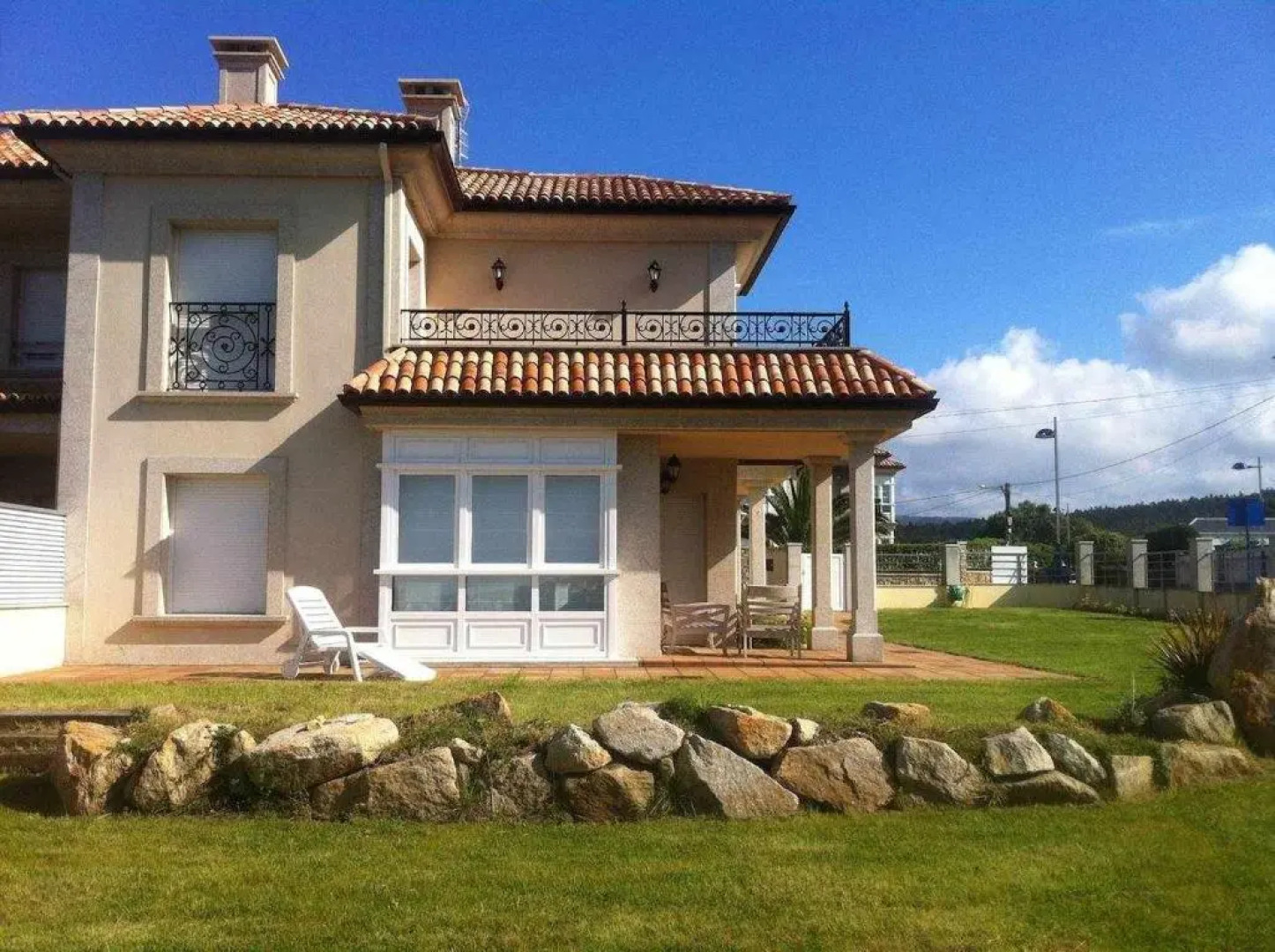 Chalet Pareado con Jardin en 1ª Linea de Mar