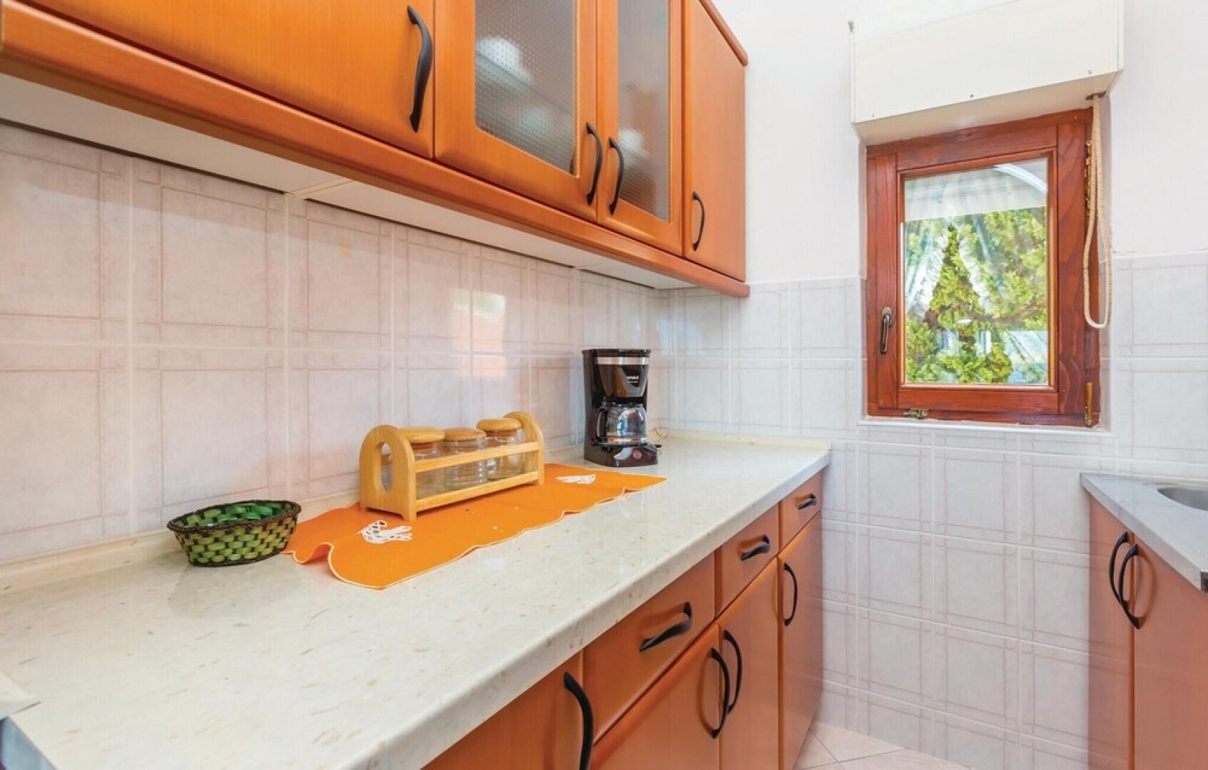 Beautiful Home in Lukovo Sugarje With 5 Bedrooms, Jacuzzi and Wifi