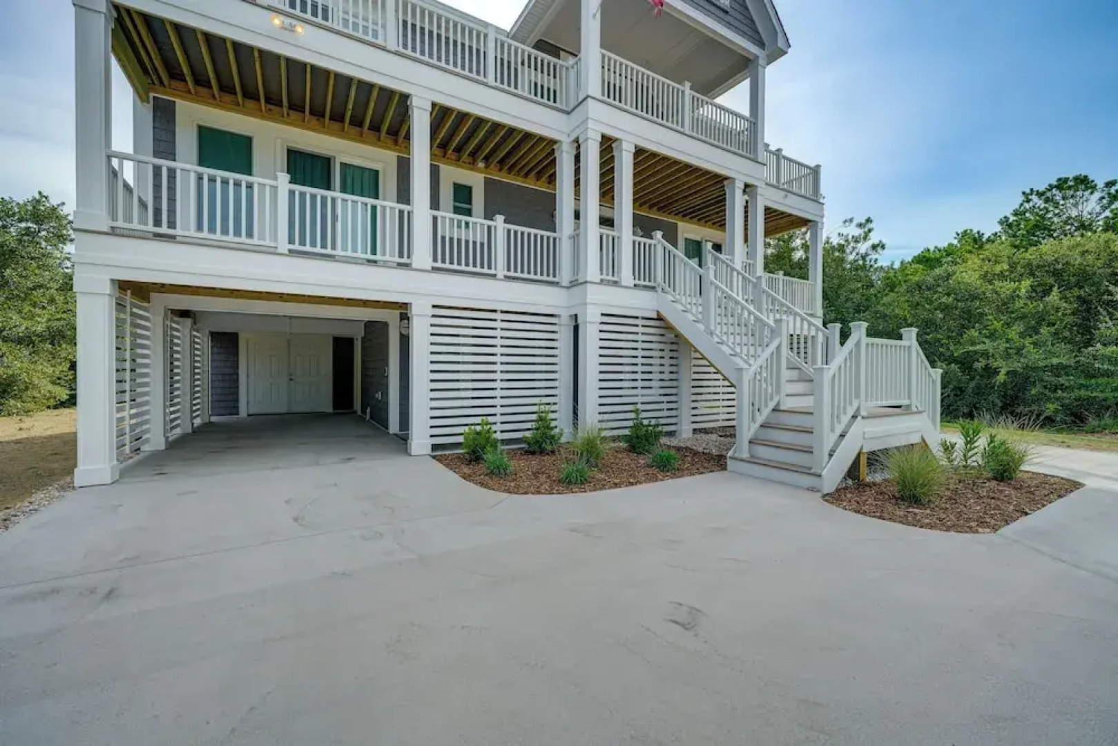 Walk to Beach: Southern Shores Retreat w/ Hot Tub