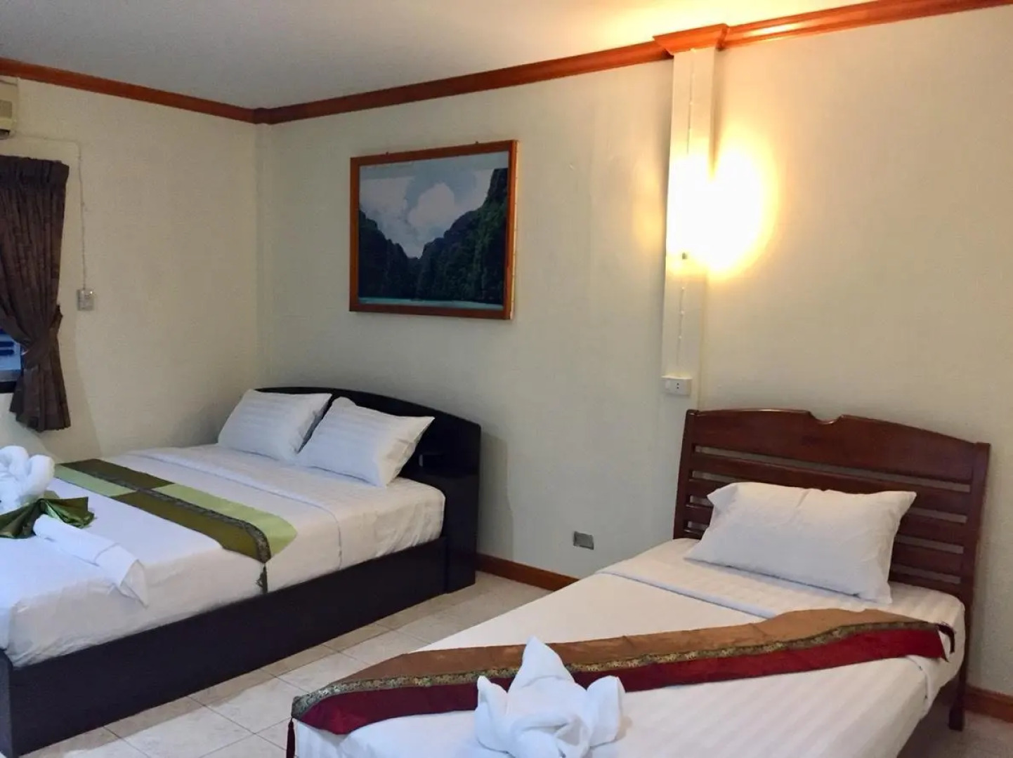 Golden Bee PhiPhi Hostel