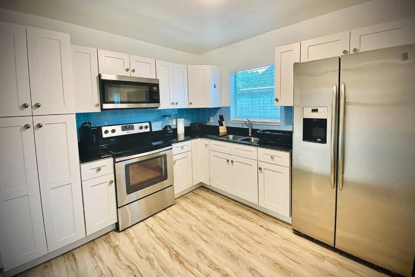 Secret Serenity! Roomy! Pool! 5 min from Beach!