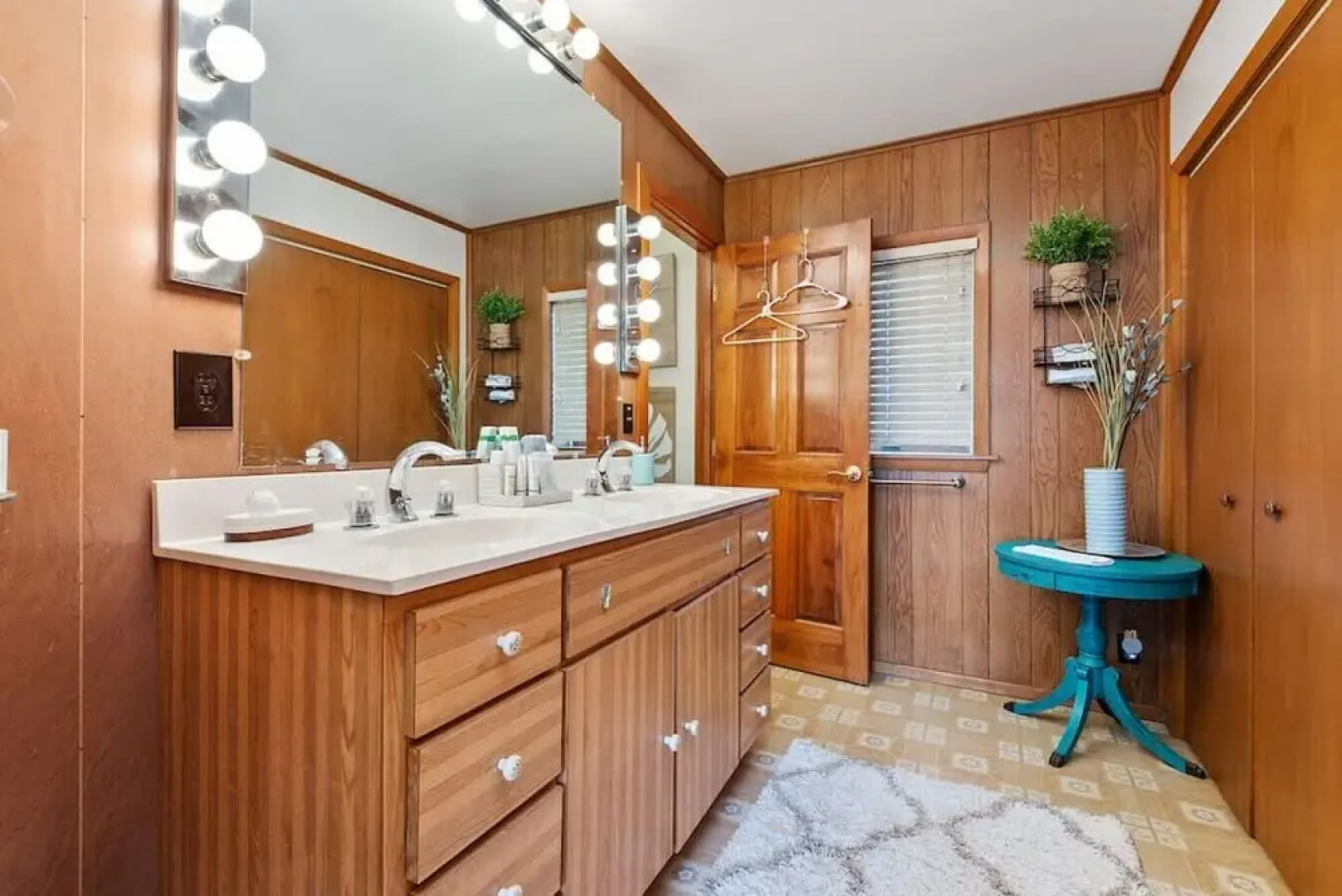 4BR Chalet with Seasonal Pool Hot Tub