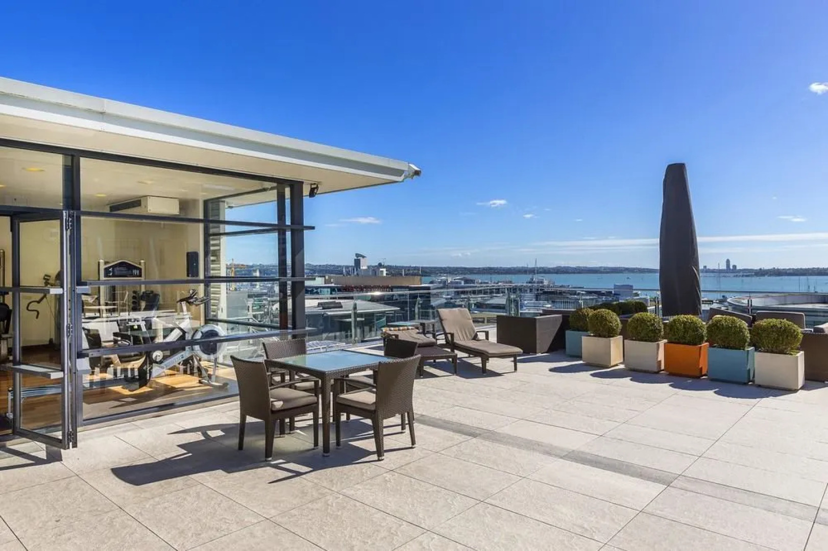 Sea view studio with pool and gym