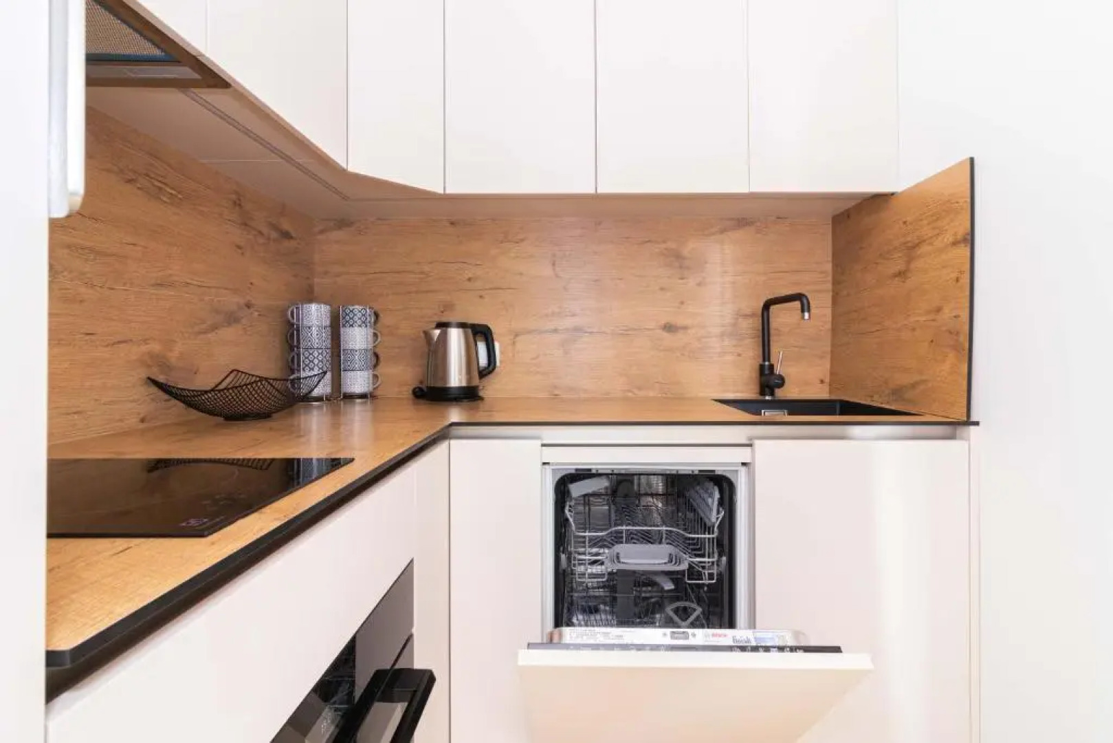 VineWood Apartment, By Cohost