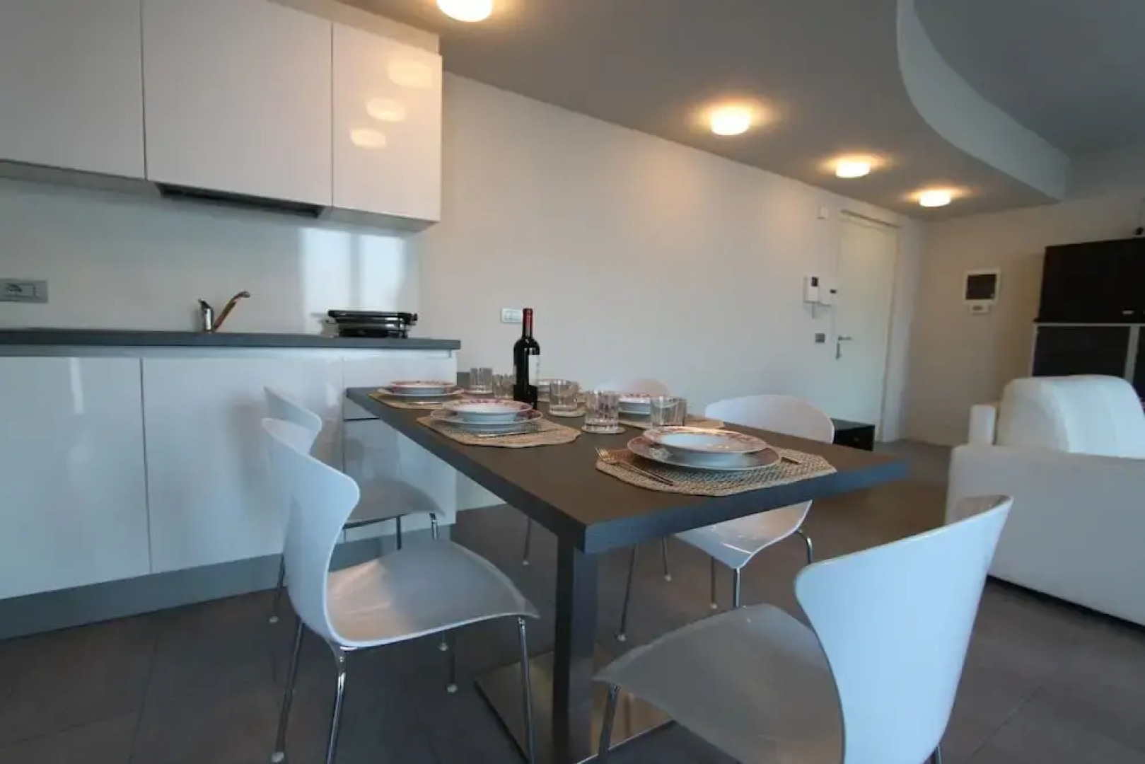 Luxury Apartment Front Lake View