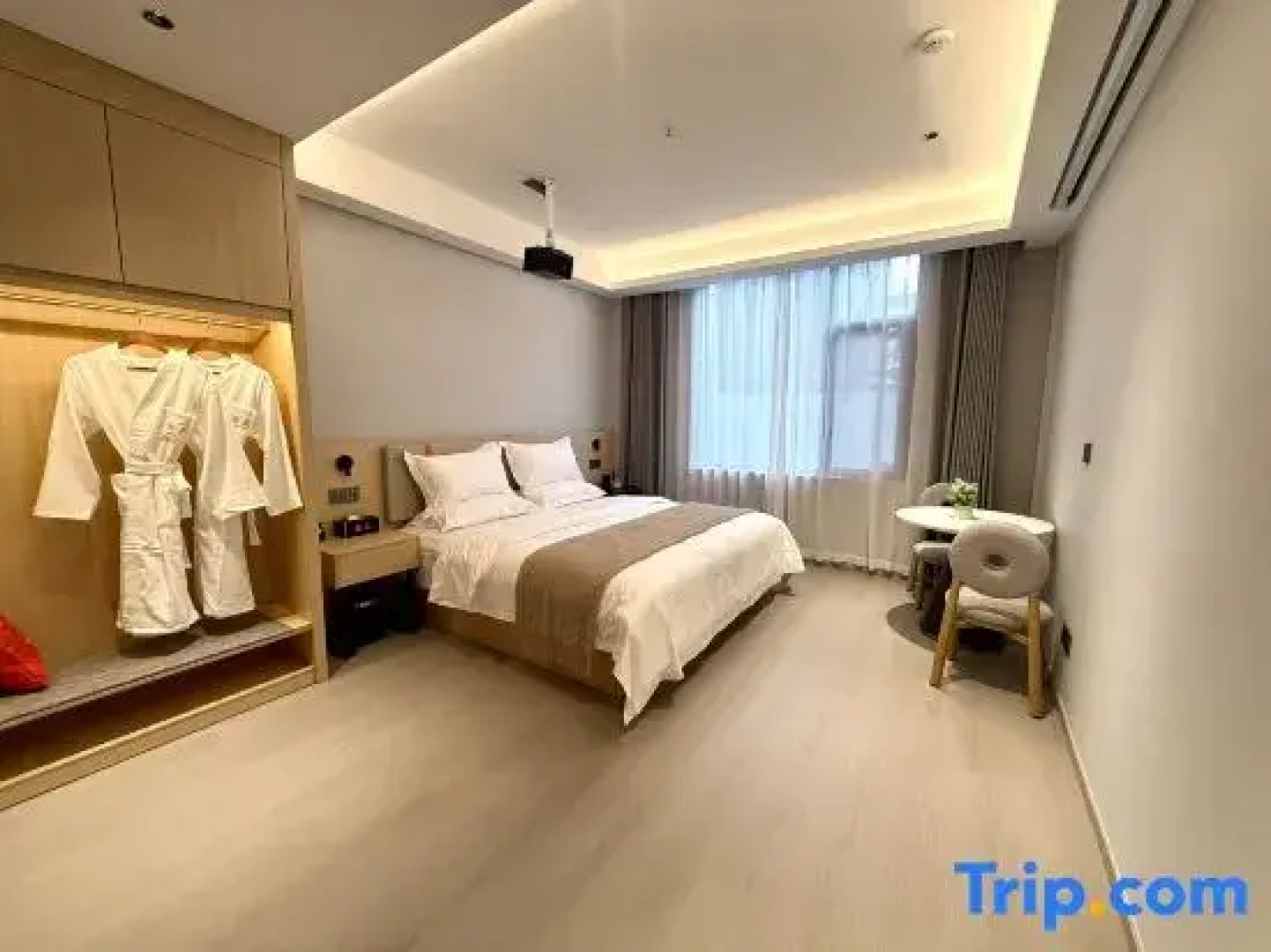 Yinghe Light Luxury Smart Homestay (Hengdian World Studios Store)