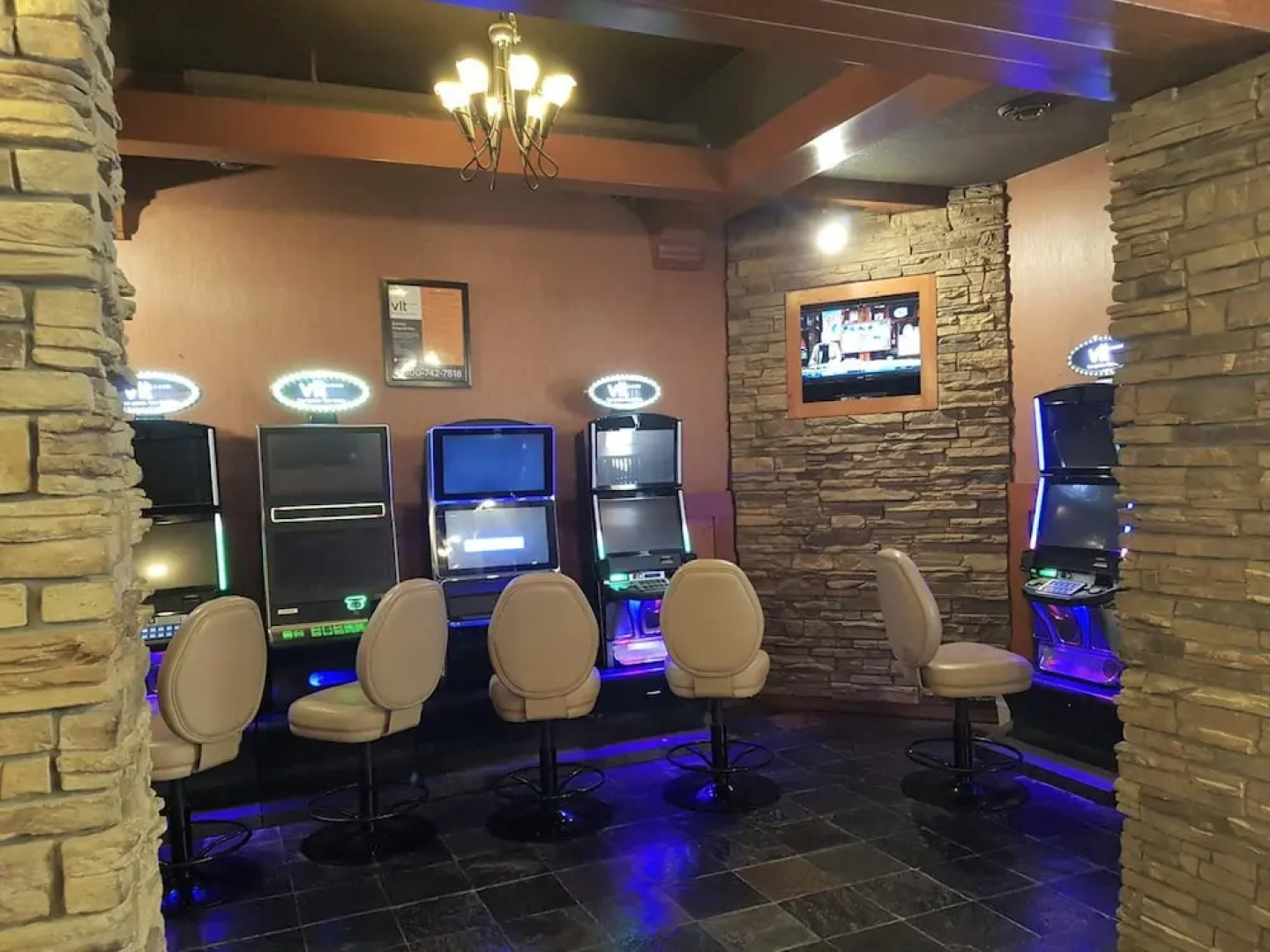 Twin Pine Inn & Suites