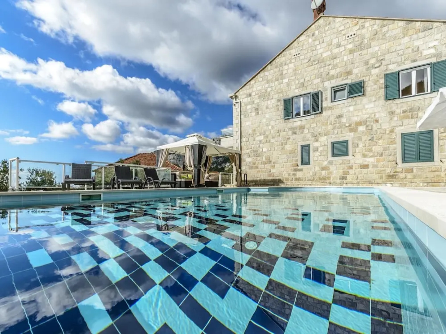 Villa Pave / Six Bedrooms H1