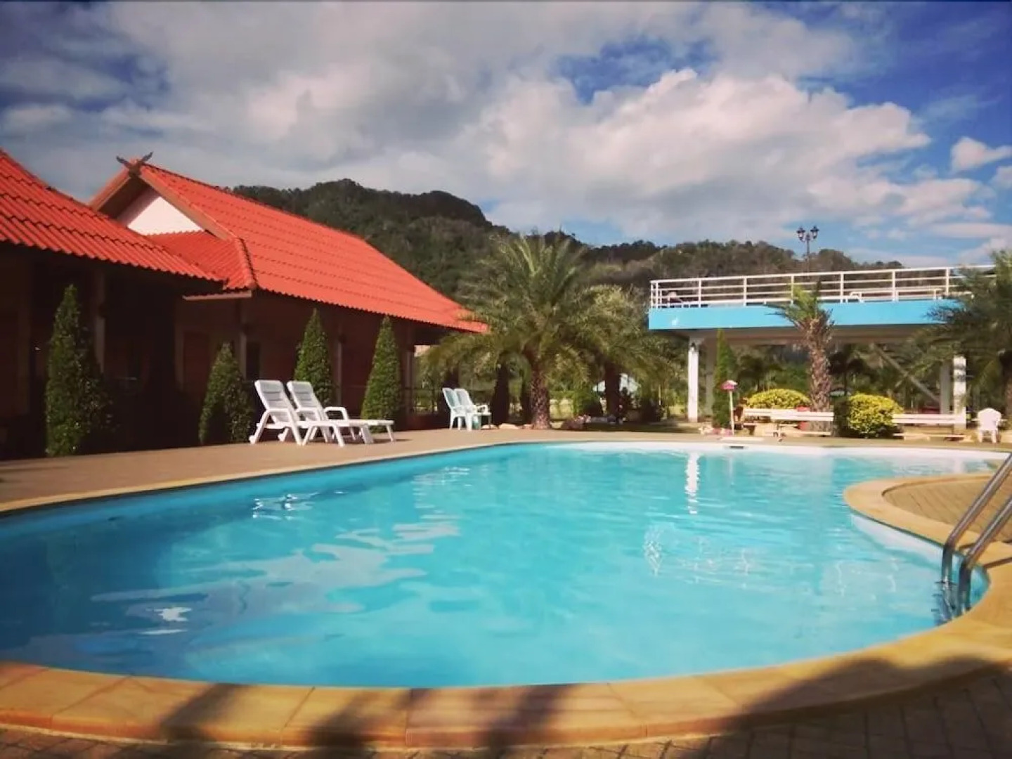 Naris Phuview Resort