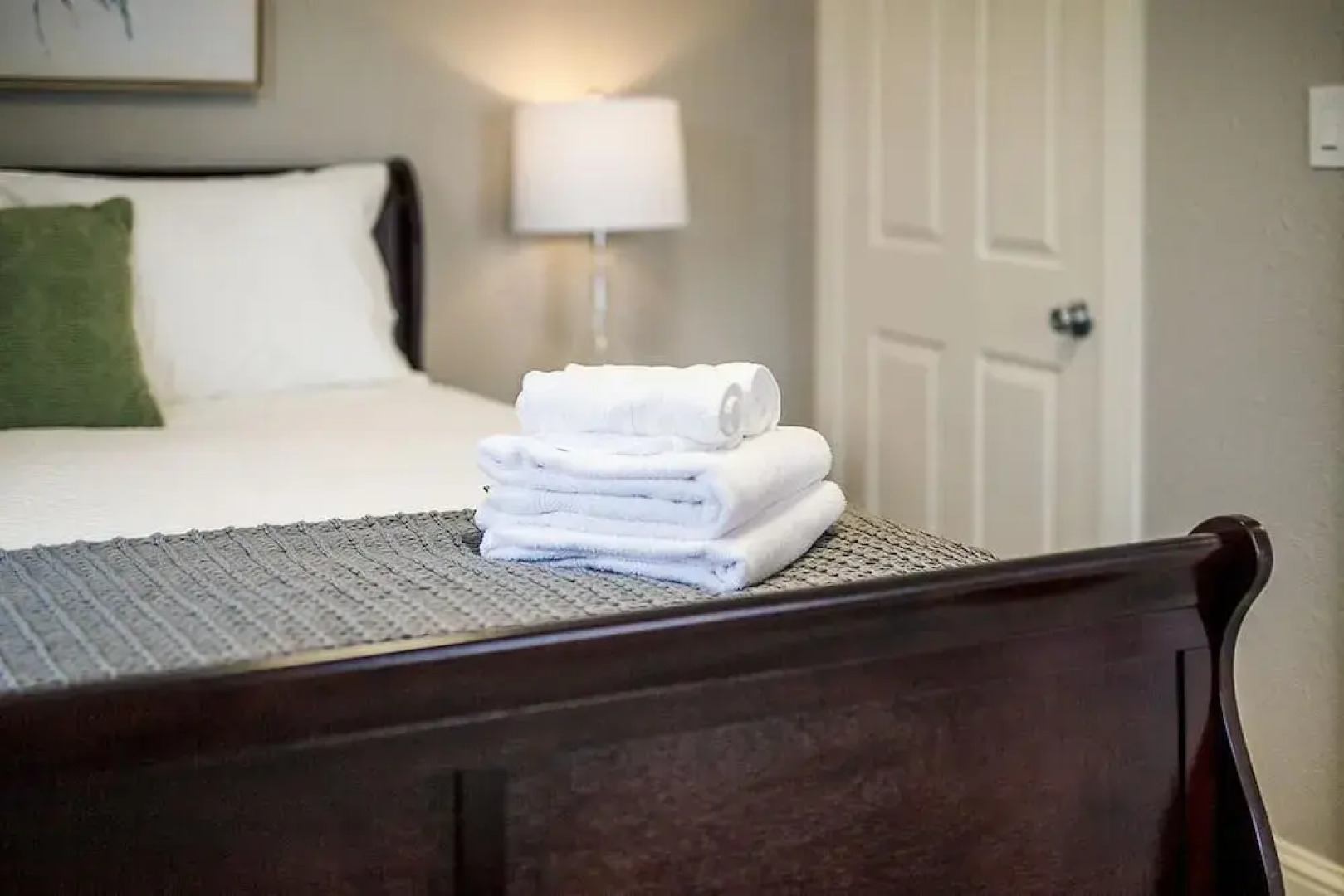 Couple’s Getaway | Walk to UNC |FREE Cruiser Bikes