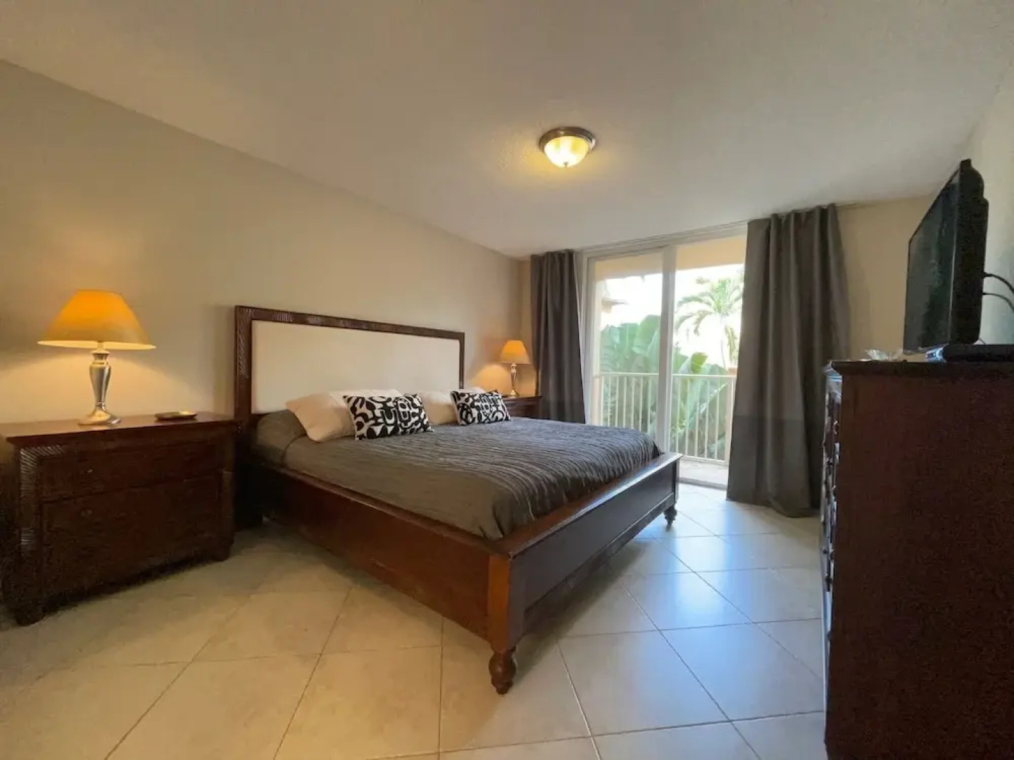 Exclusive Condo 10 Min to the Beach