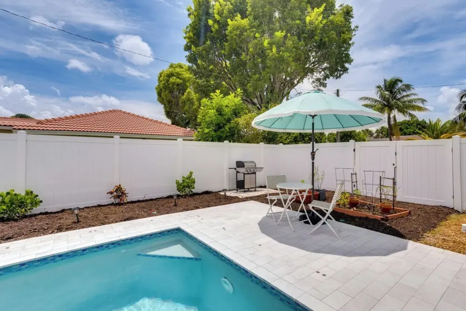 Pool & Screened-in Patio: Tropical Florida Abode