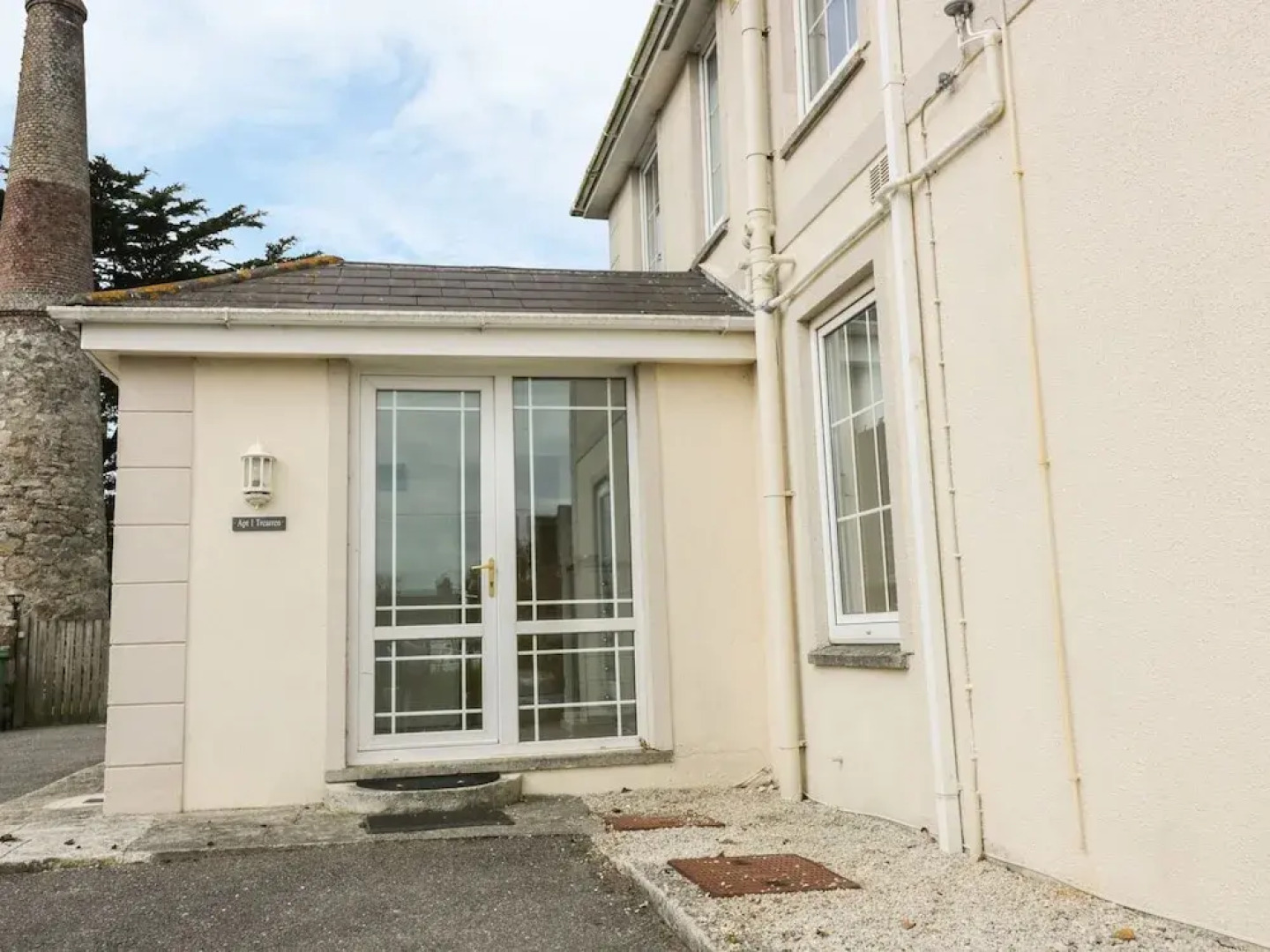 Apartment 1, Trearren