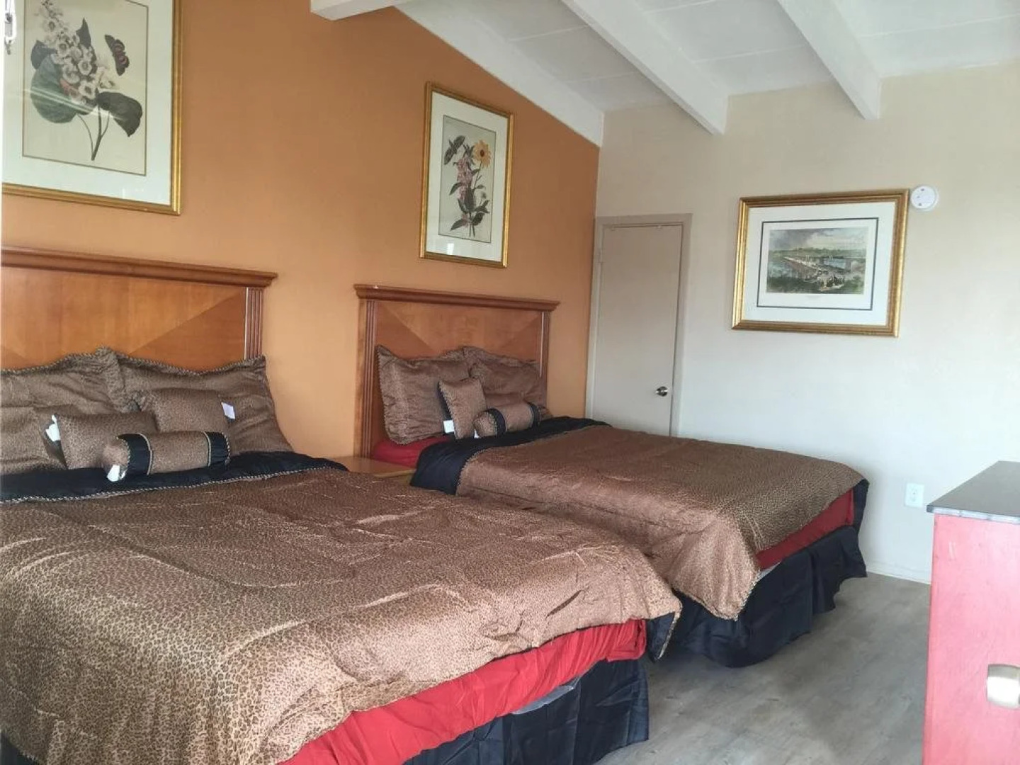 Pelican Inn and Suites