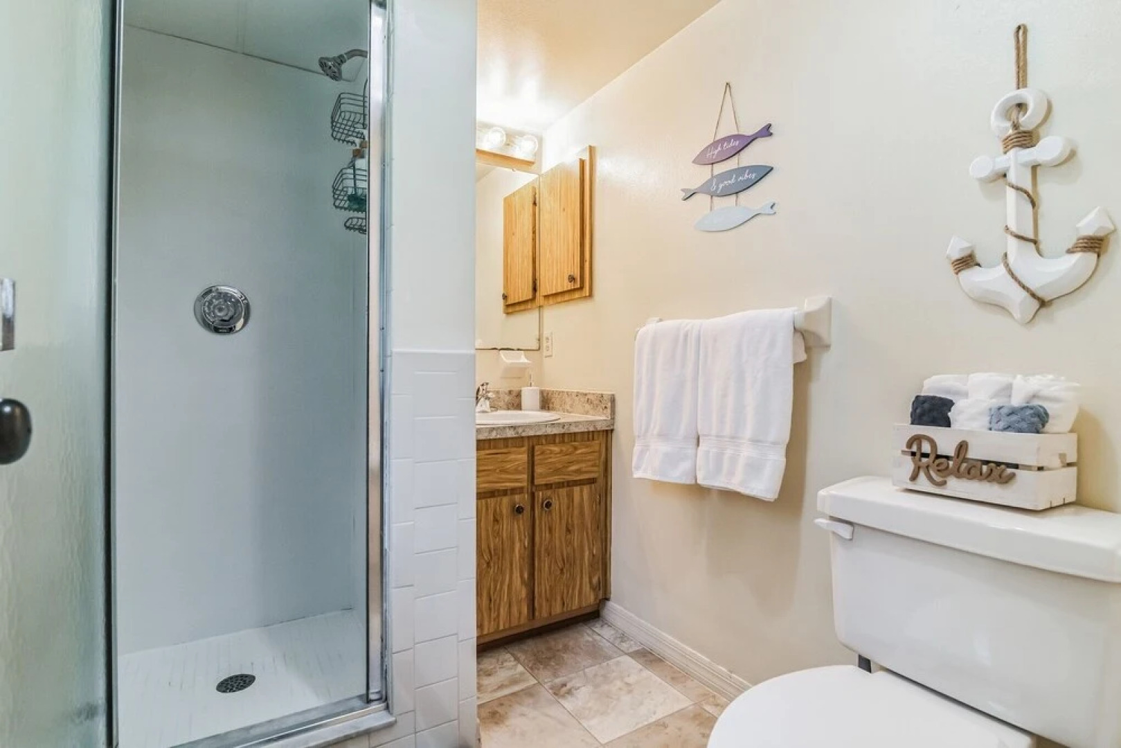 Sunny Retreat - Spacious Yard, Firepit, & Grill 3 Bedroom Home by Redawning