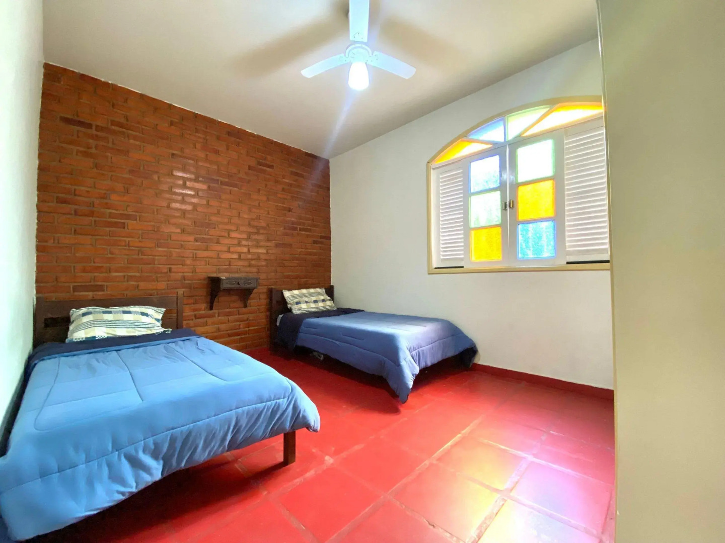 Casa 5 quartos, ampla, a 100 metros da praia. Amigos e família são bem vindos a essa casa. Venha viver momentos inesquecíveis aqui.