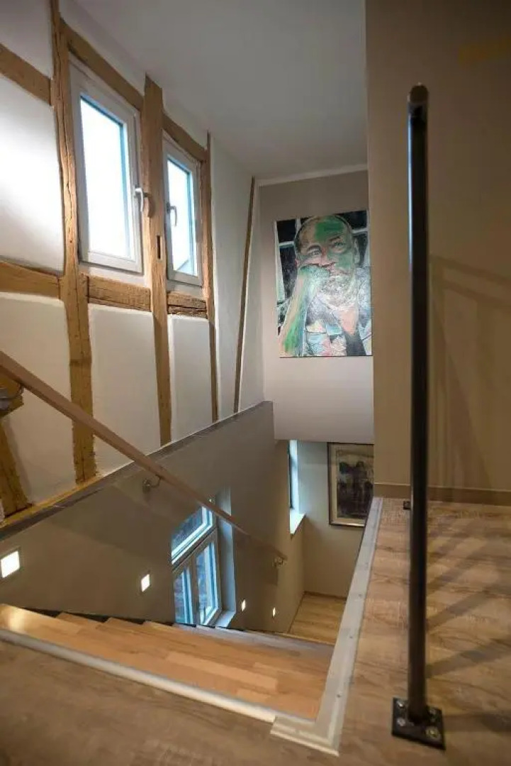 In-der-RAEUCHERKAMMER-die-Superior-Suite-ueber-den-Daechern-der-Altstadt