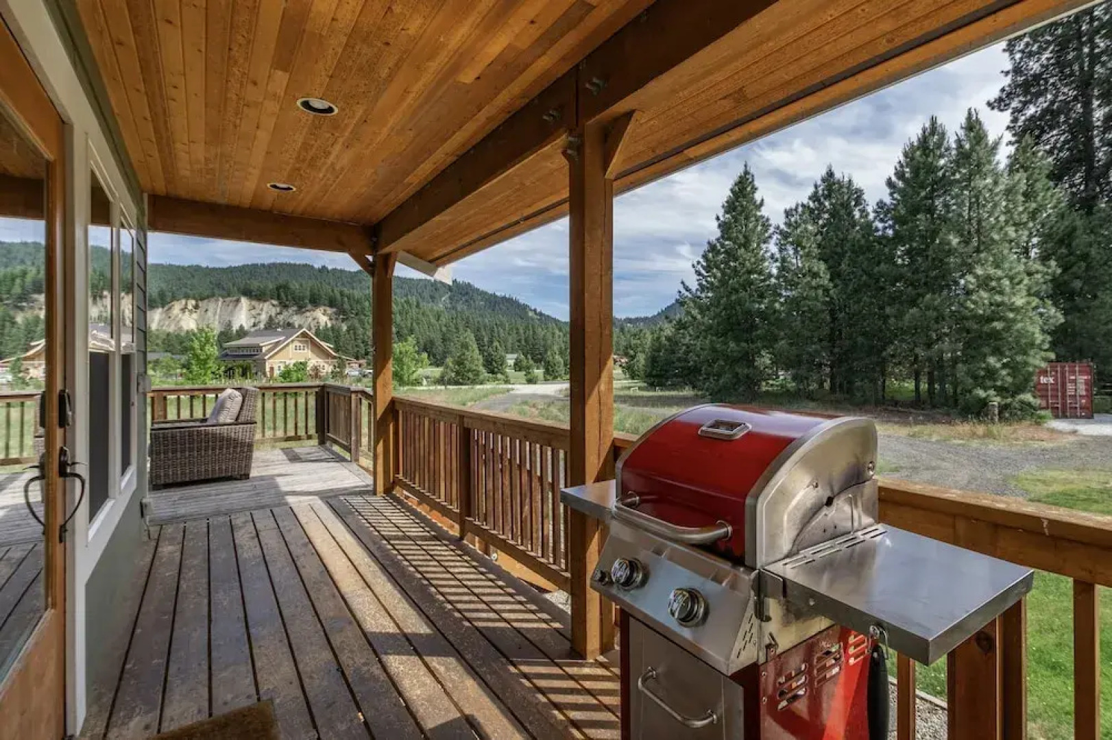 Peterson Acres 3 Bedroom Home by NW Comfy Cabins by RedAwning