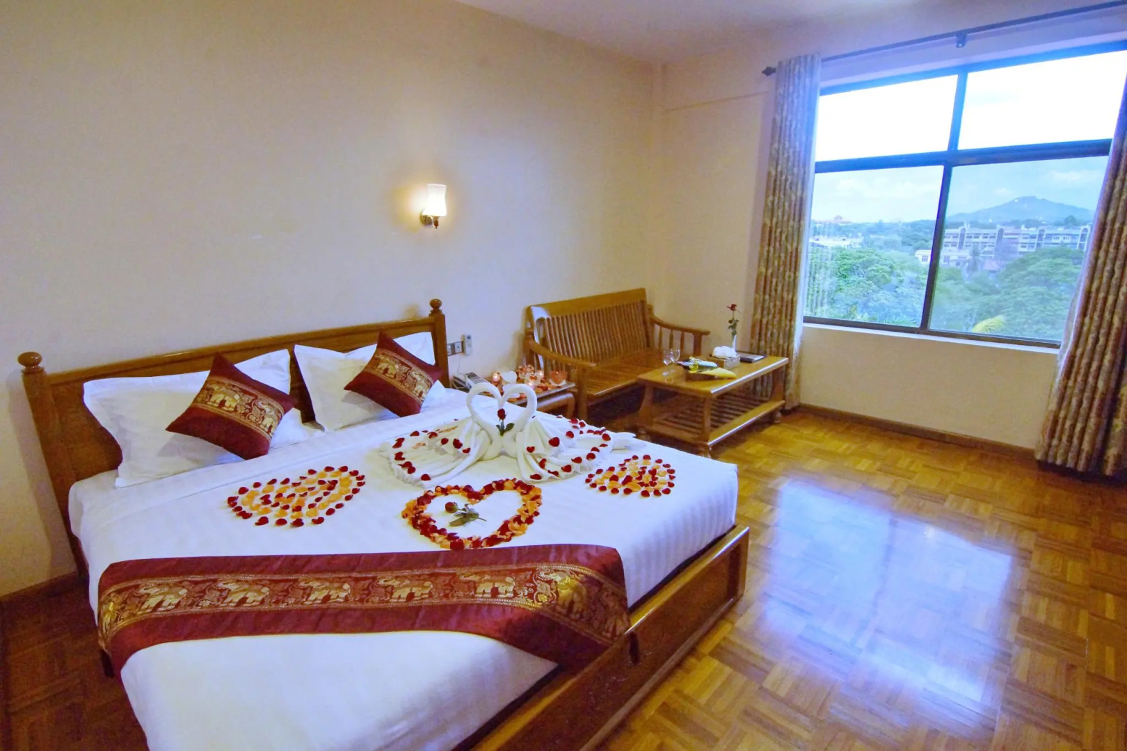 E-Outfitting Golden Country Hotel