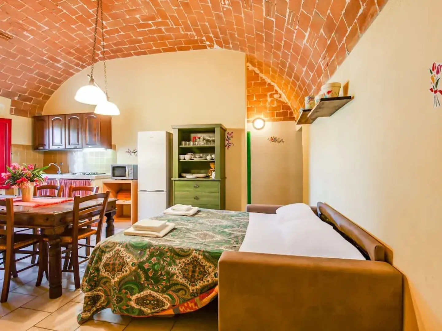 Farmhouse in Montescudaio with Shared Pool near Sea & Park