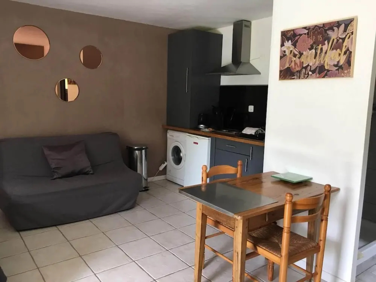 Quiet studio with air conditionning