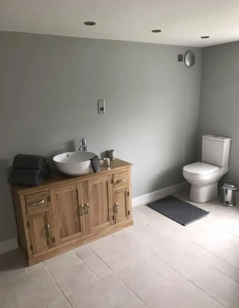 Pet-friendly - 2 Bedrooms Bungalow hot tub Parking