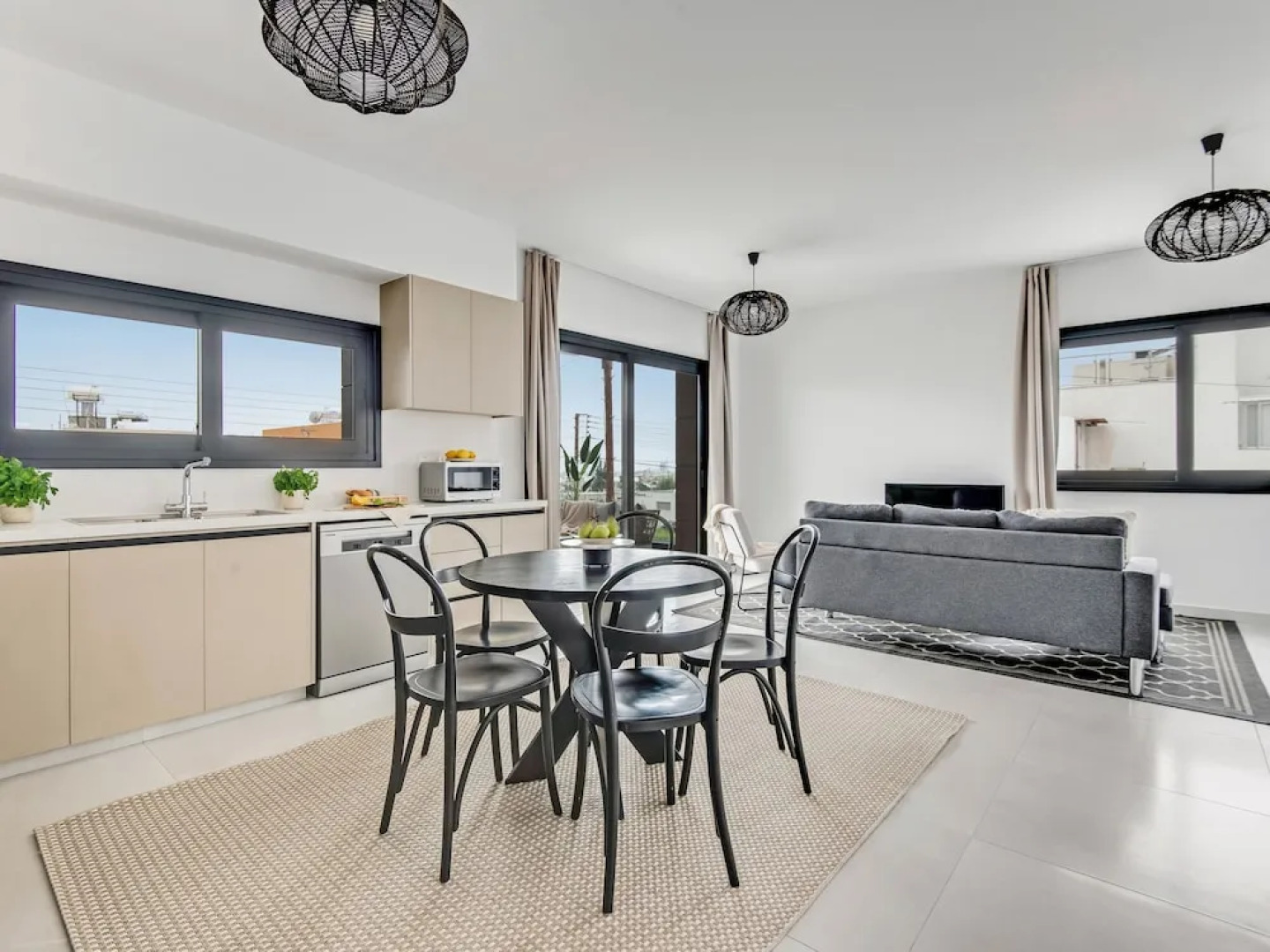 Sanders Only - Lovely 1-bdr Apt With two Balconies