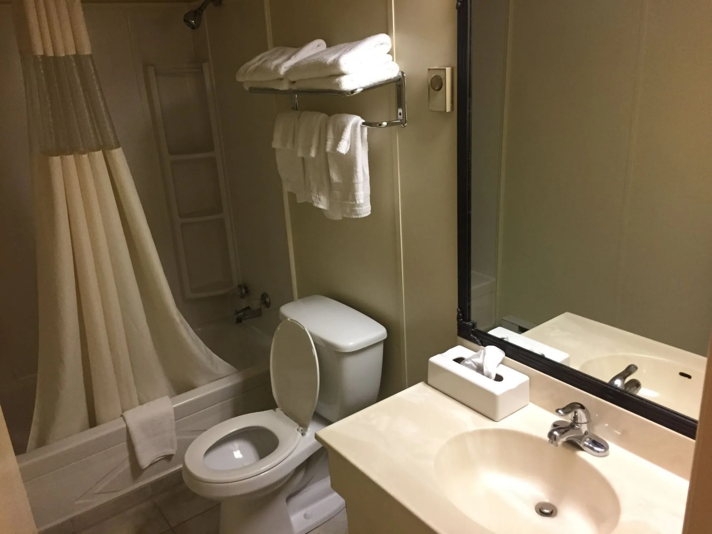 Rodeway Inn & Suites - Charles Town, WV