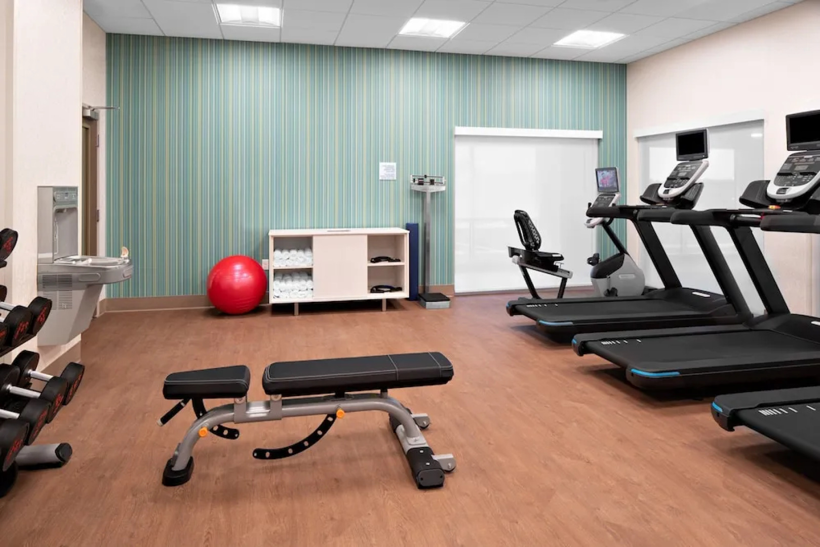 Holiday Inn Express & Suites Elkhorn - Lake Geneva Area, an IHG Hotel