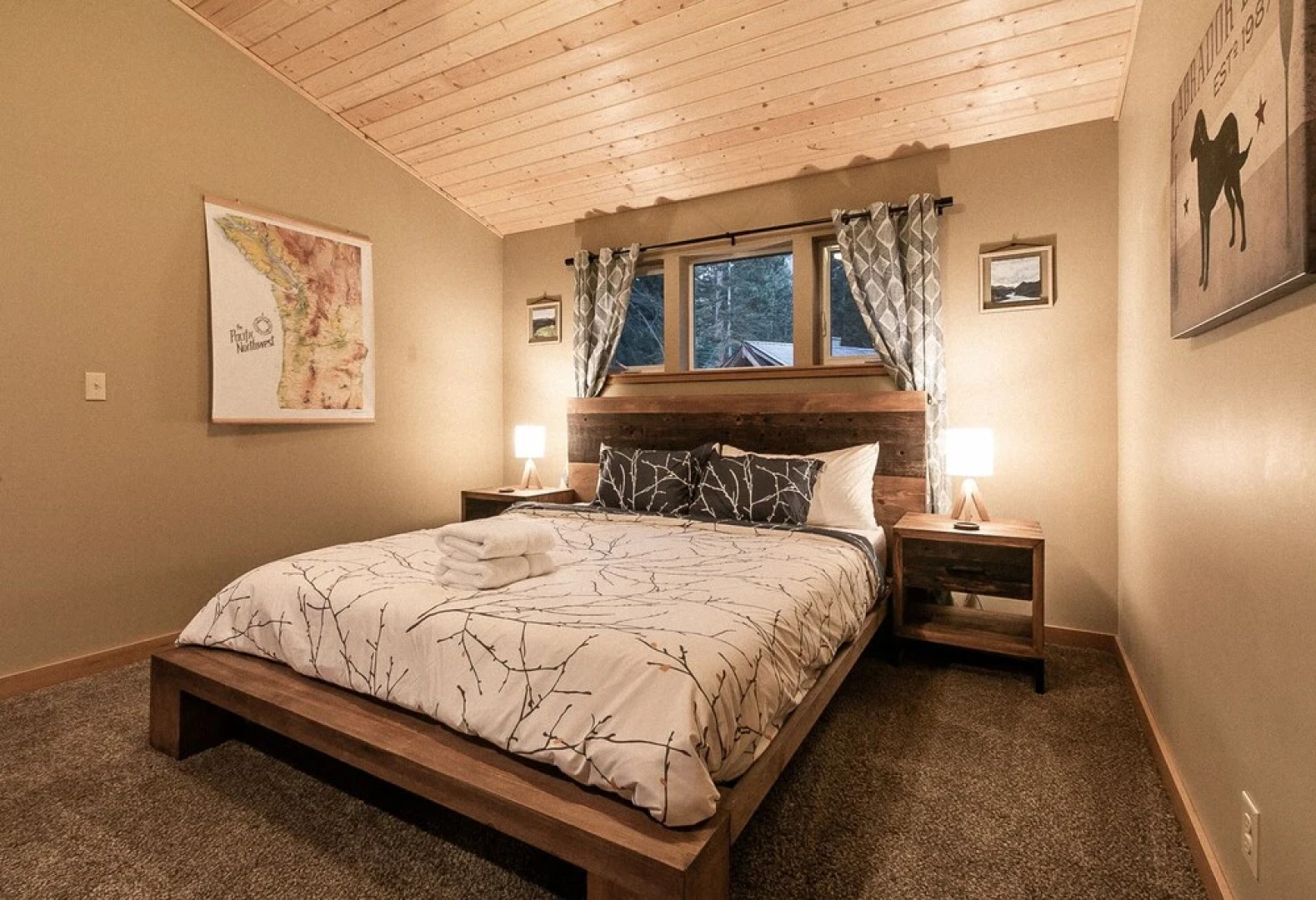 Paws in the Mountains Holiday home 2 NW Comfy Cabins