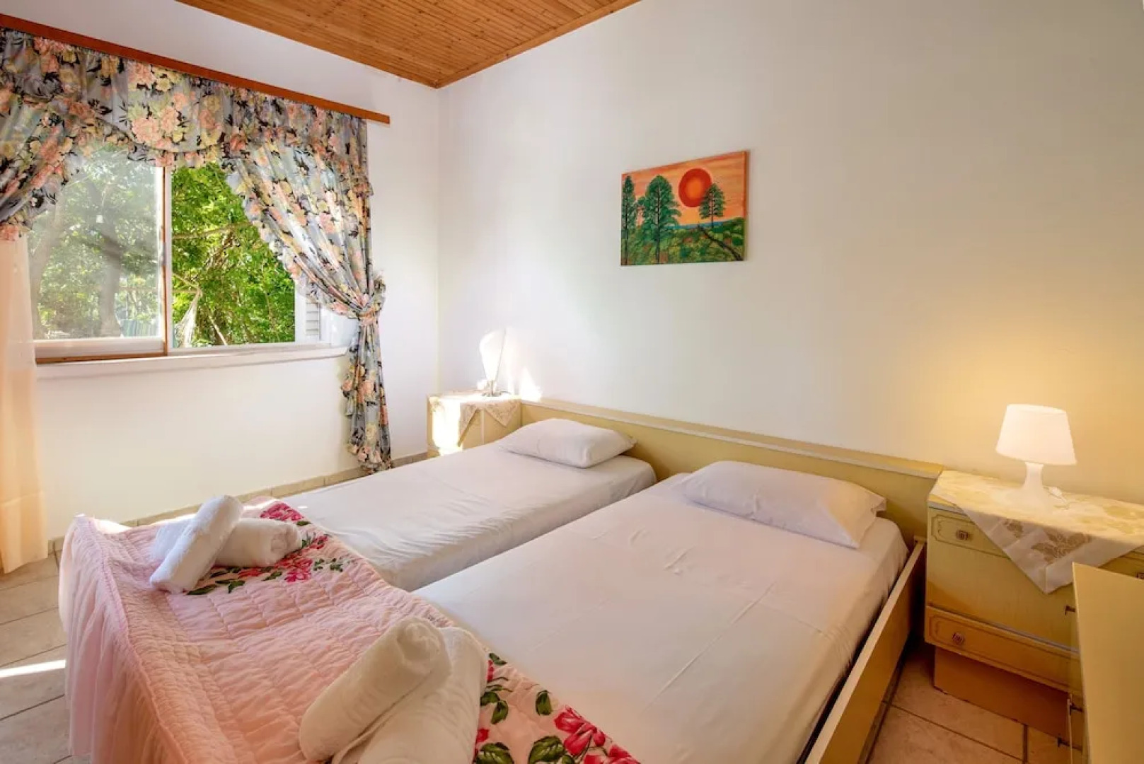 Sunset Traditional Cottage by Konnect