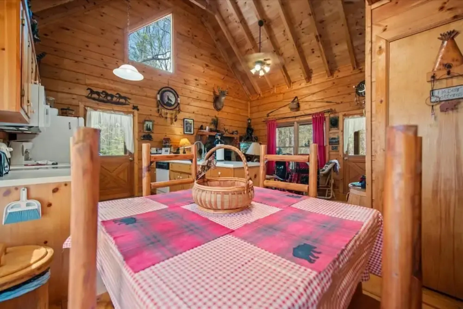Bear Necessities-cozy Cabin Beside Briar Creek Fire pit Wifi and pet Friendly