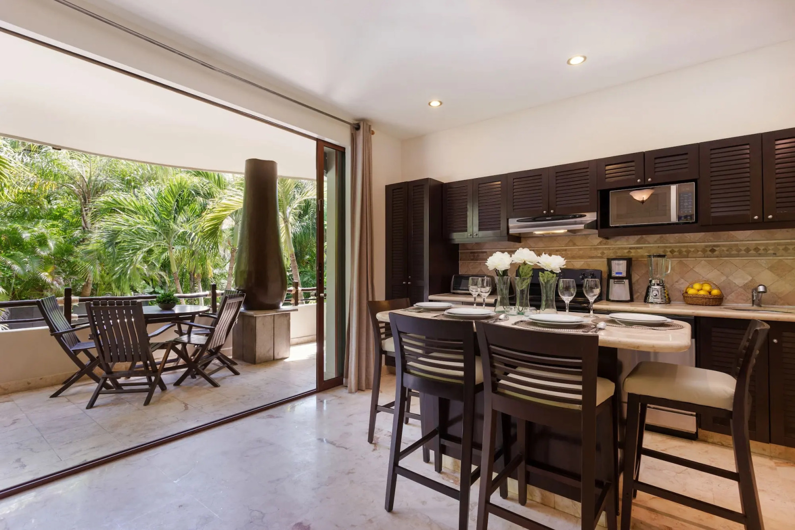 El Taj Oceanfront & Beachside Condo Hotel