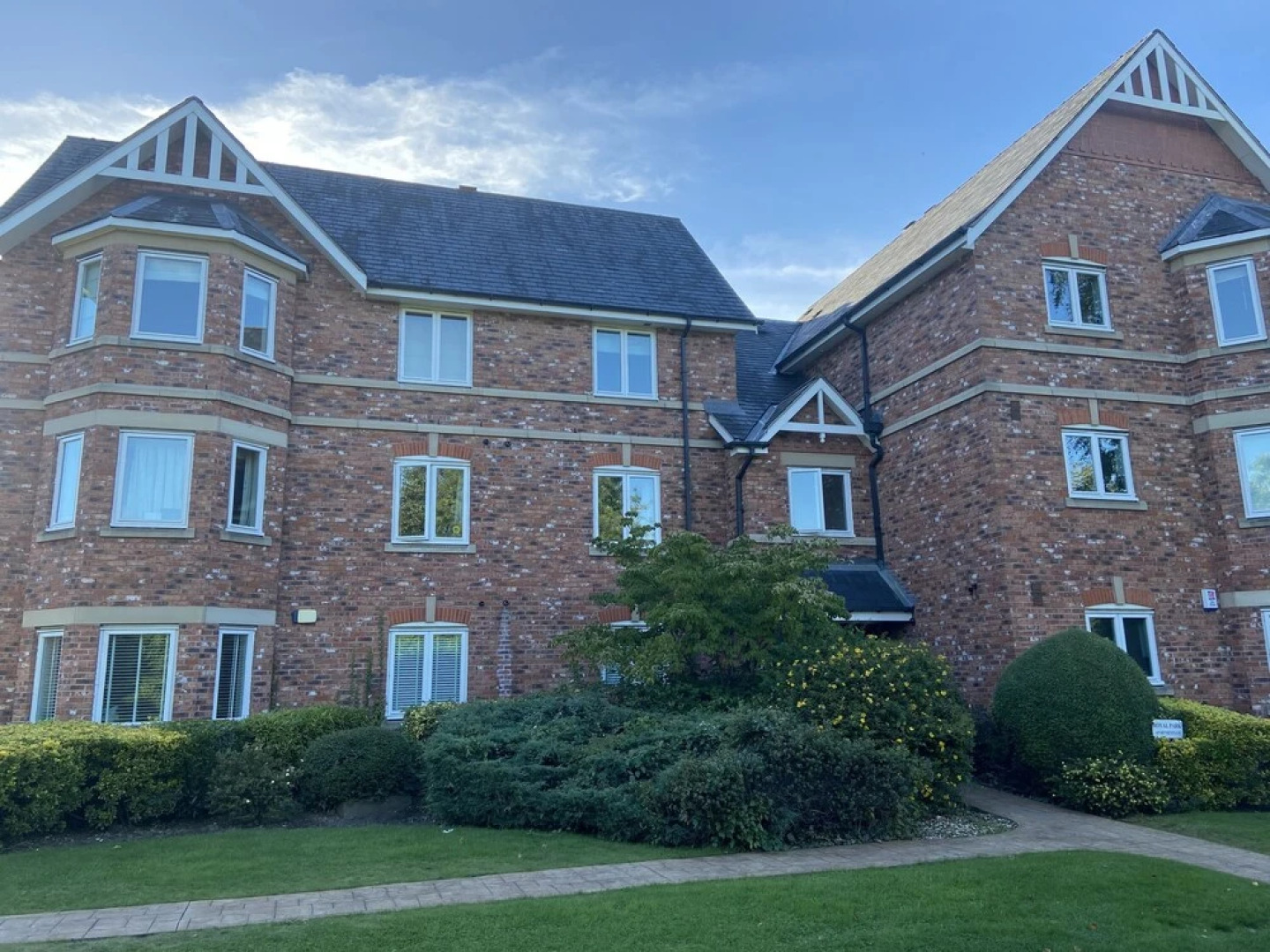 Royal Oak Apartment in Manchester Central Location