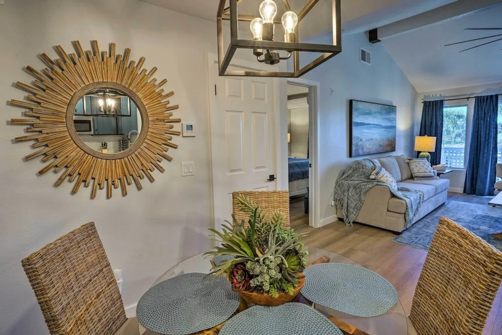 Cozy-chic Condo: Walk to Beach & Park!