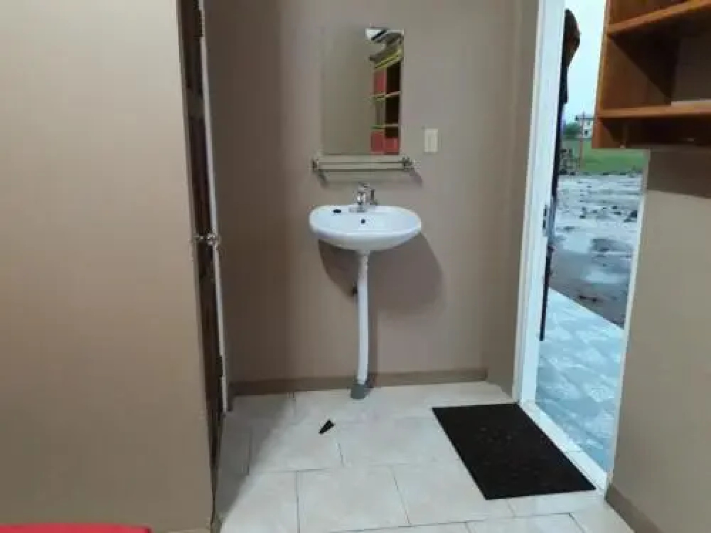Rumanija's Airport Rooms