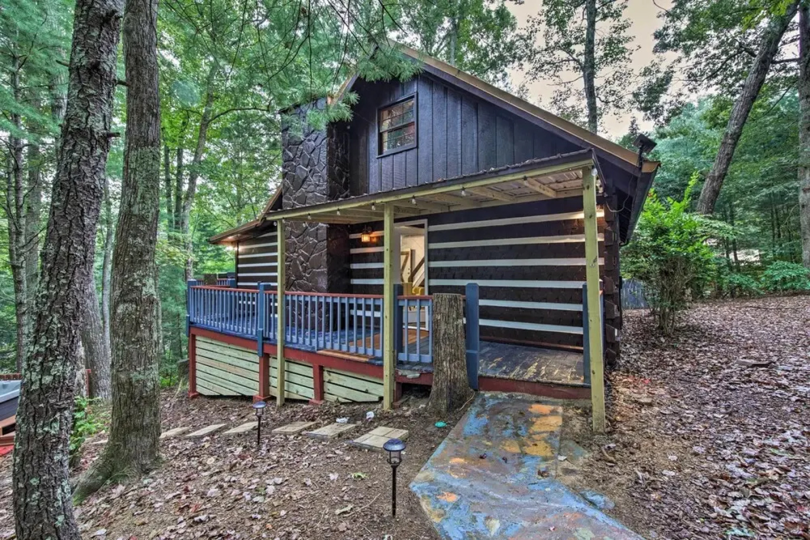 Charming Blue Ridge Mountain Cabin w/ Hot Tub