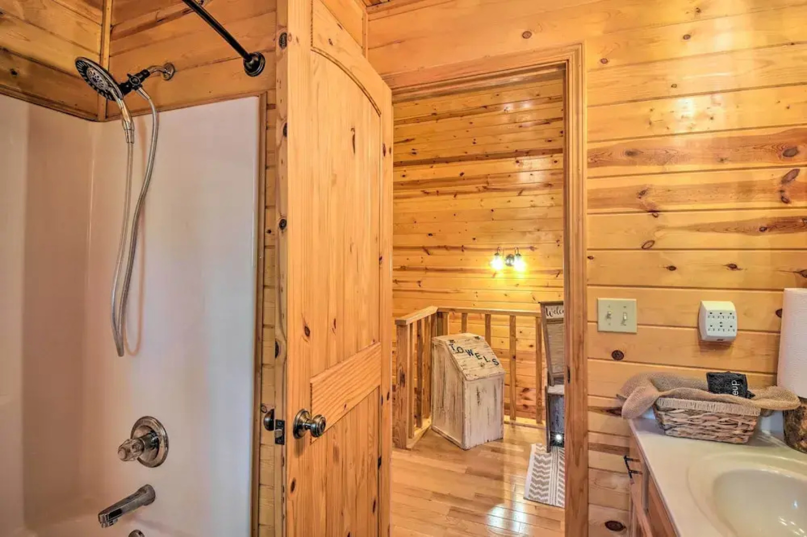 Cozy Hiawassee Cabin w/ Fire Pit & Mtn Views!