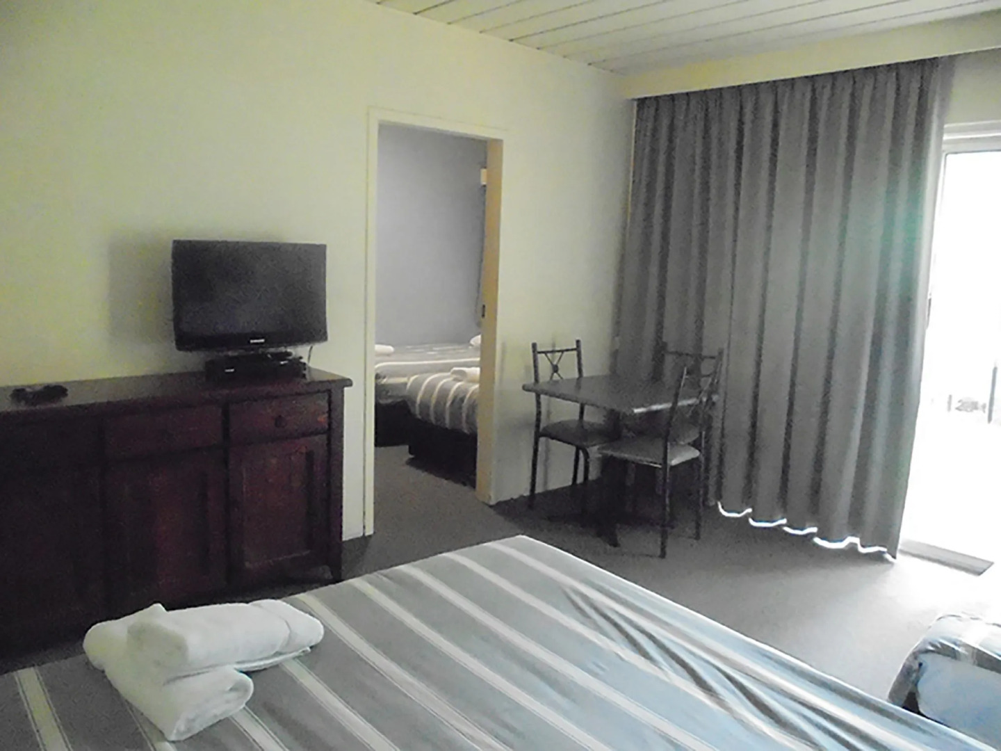 Riverbank Park Motel