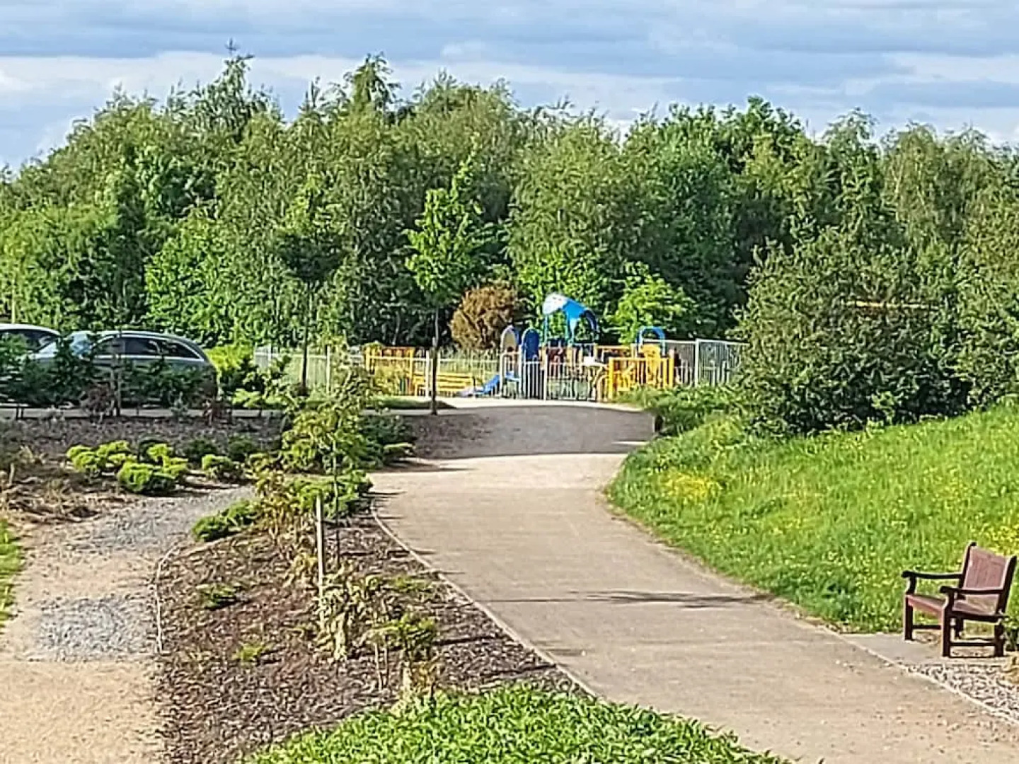 Room in Guest Room - Double Room, Full Kitchen, Smart TV, Shared Bathroom in 3-bed Home