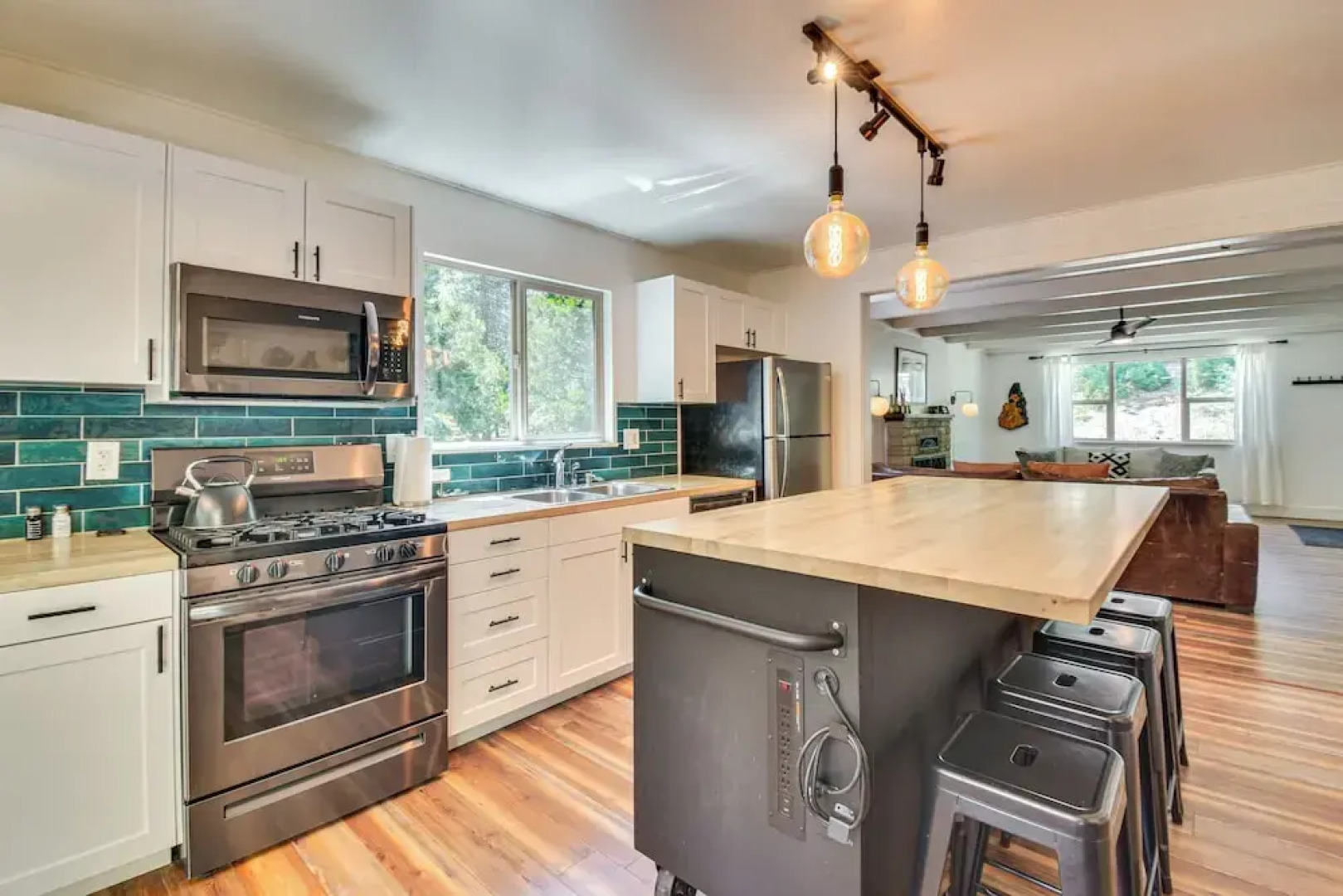 Cozy Retreat w/ Deck ~ 2 Mi to Pinecrest Lake!