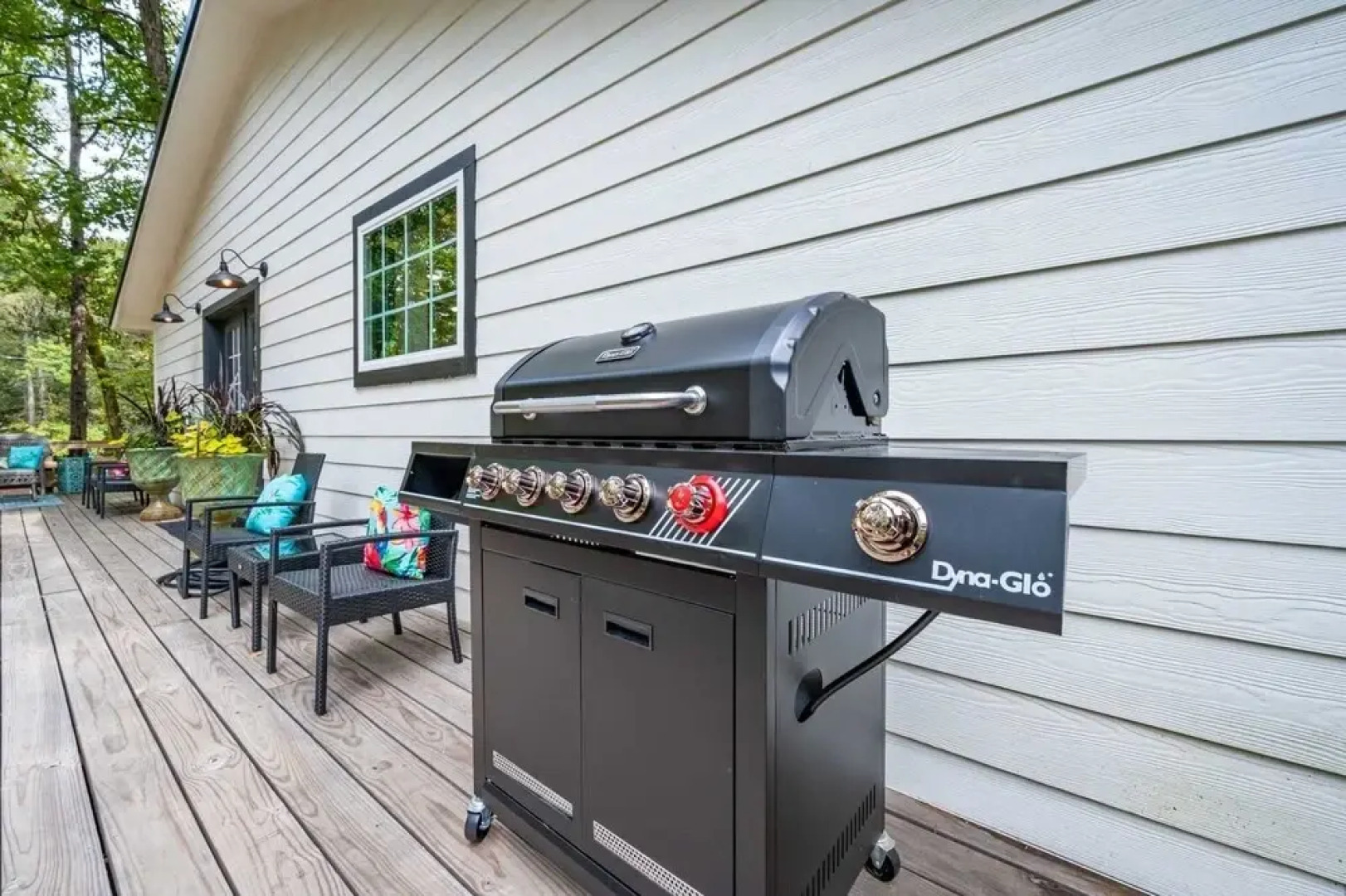 Sugar Hill Newly Remodeled includes Fully Supplied Kitchen and Hot Tub by RedAwning