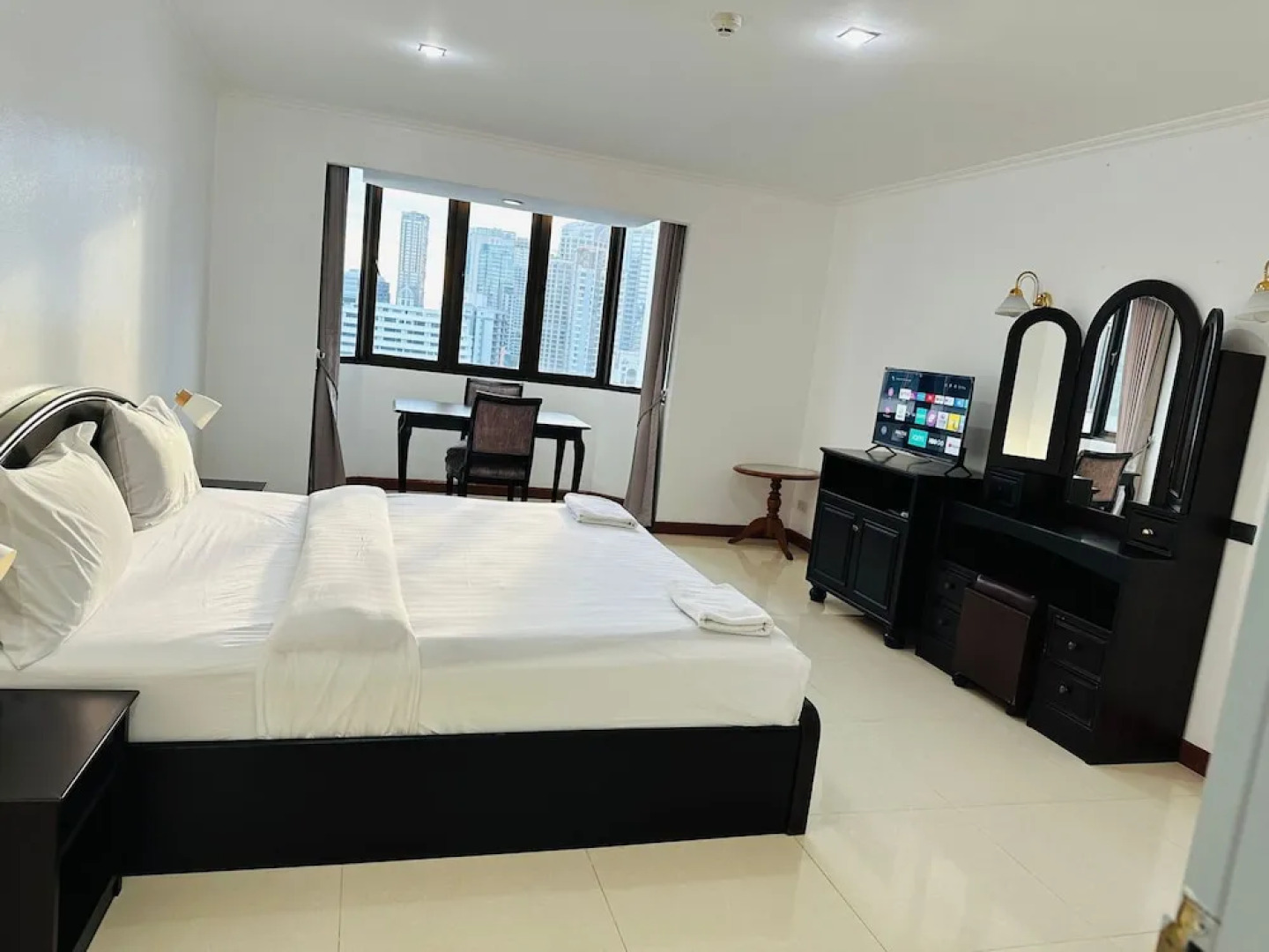 Апартаменты Omni Tower Direct Rooms Sukhumvit Soi 4