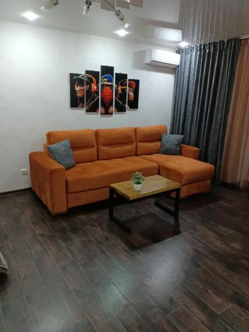 Ujutnaja i prostornaja kvartira v 50 metrah ot gorodskogo parka