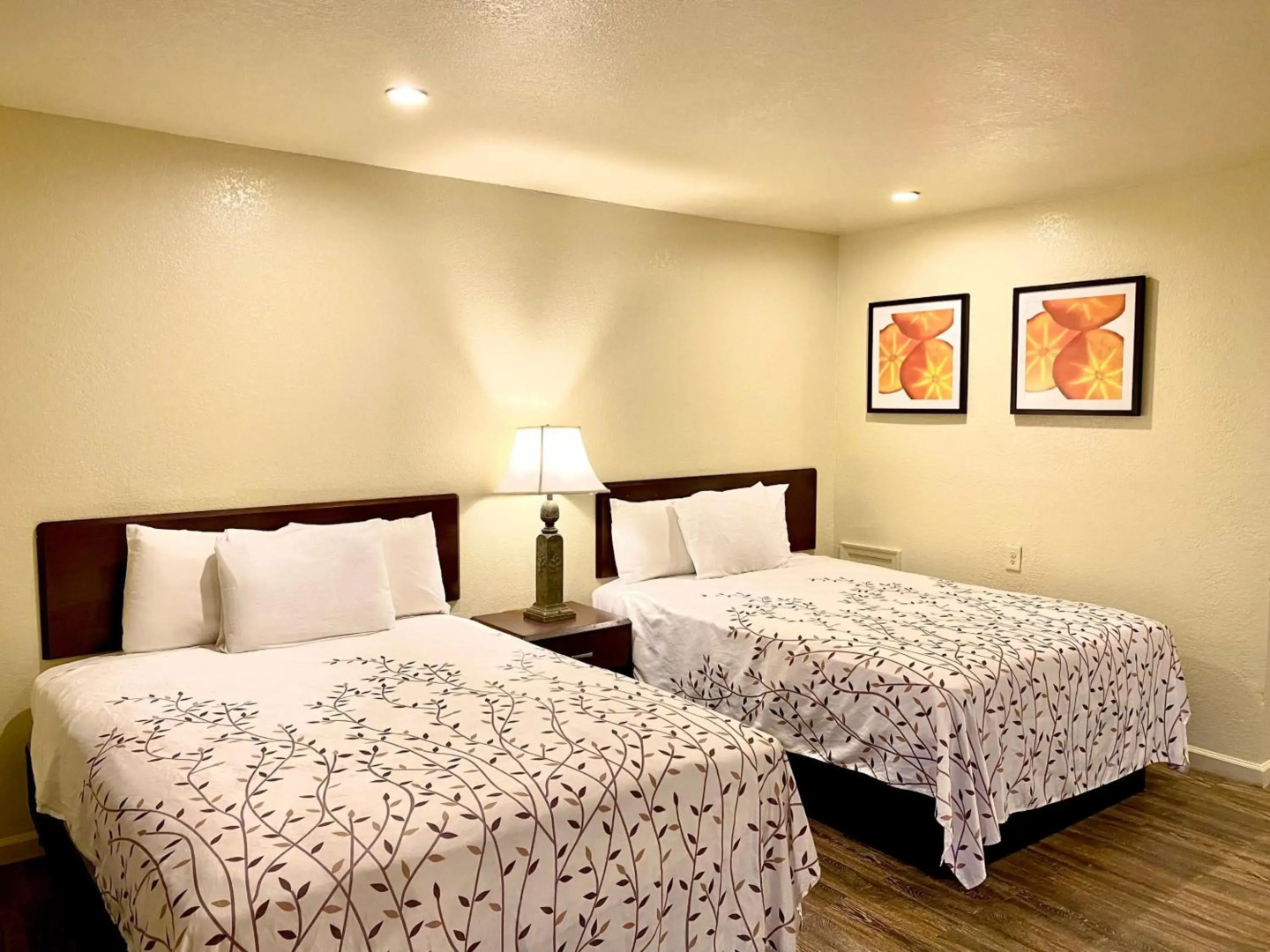 Whistling Pines - Daily & Extended Stay, Elizabeth City
