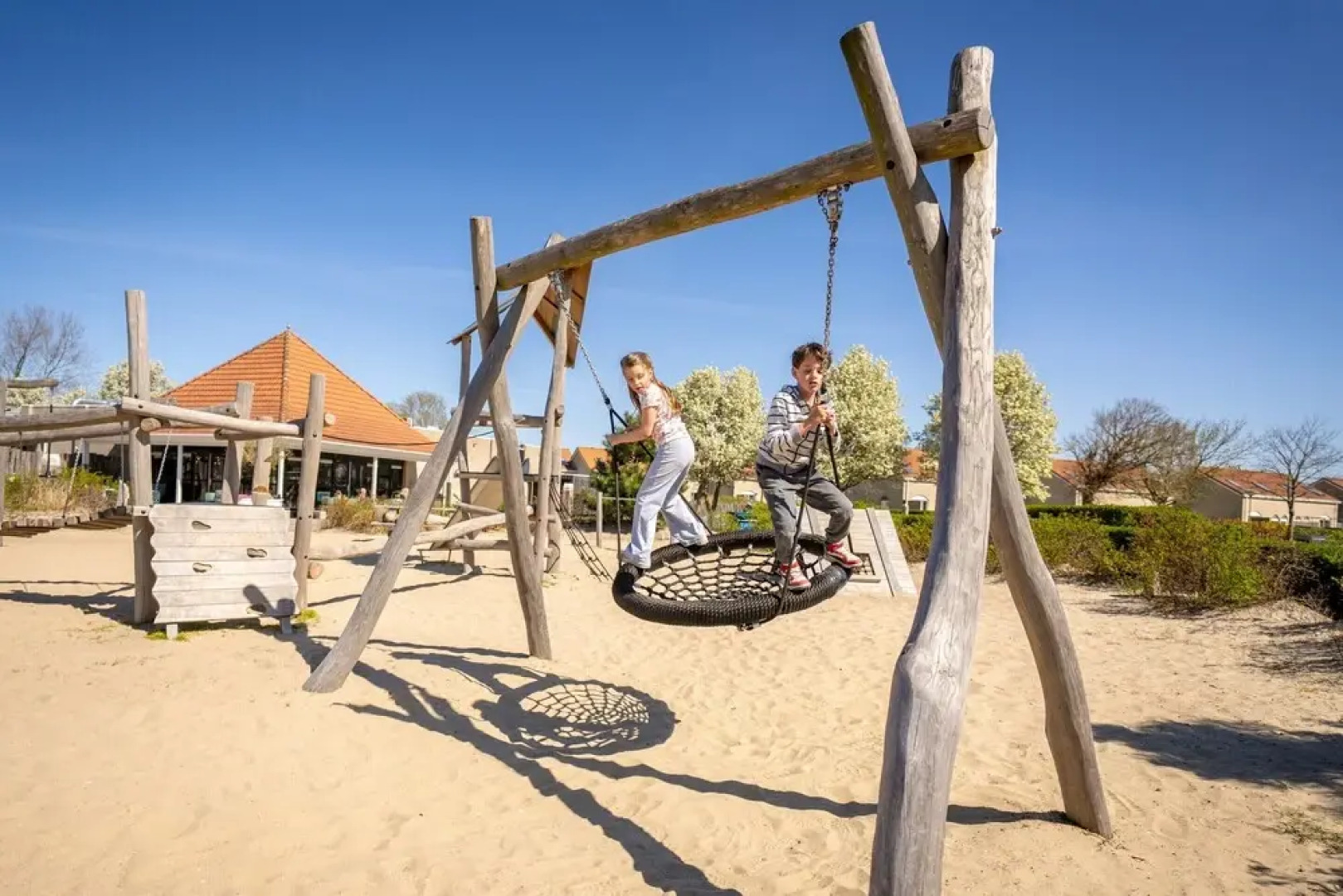 Restyled Bungalow With 2 Bathrooms, Near the Beach